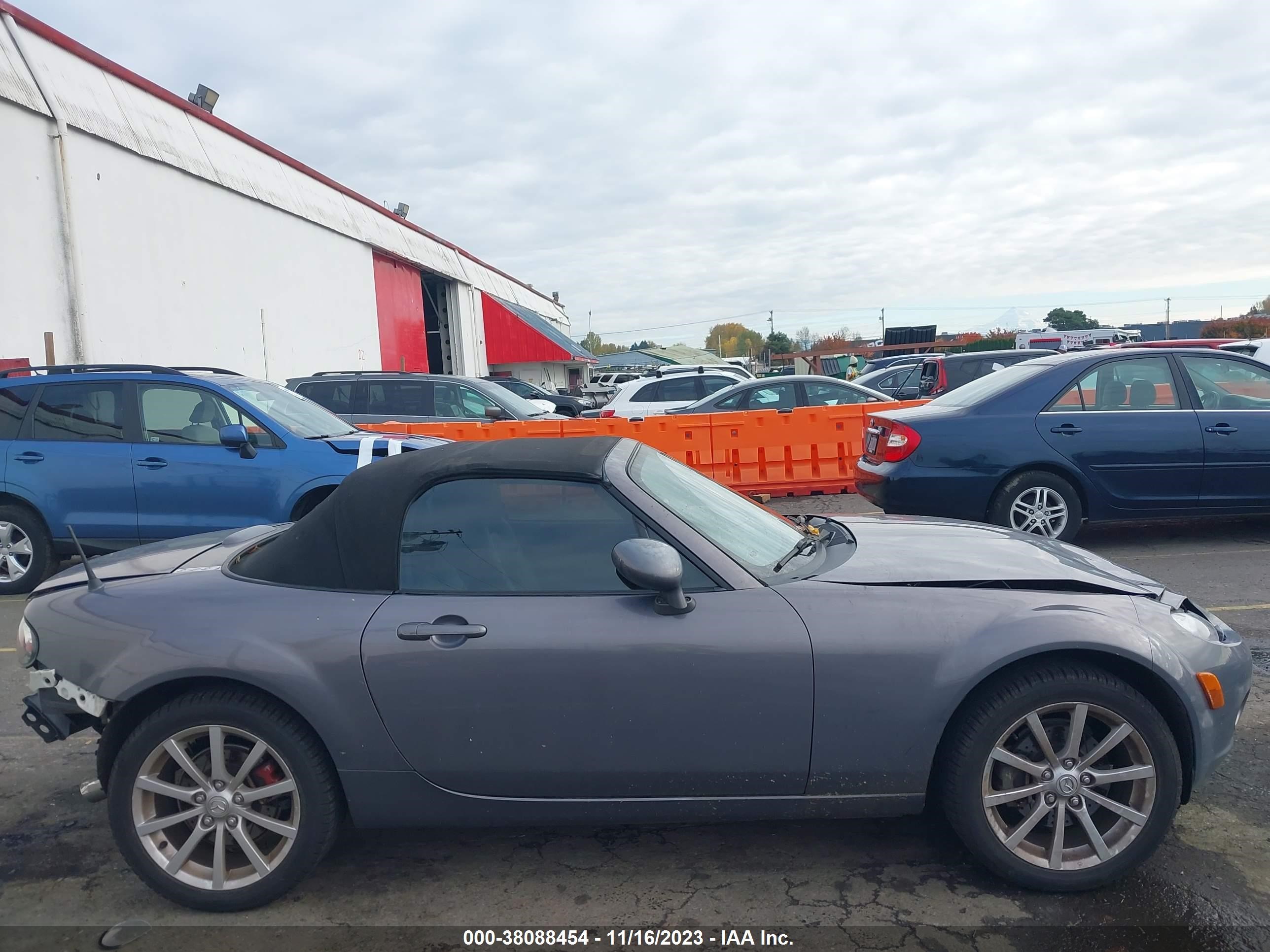 Photo 13 VIN: JM1NC25F670130378 - MAZDA MX-5 