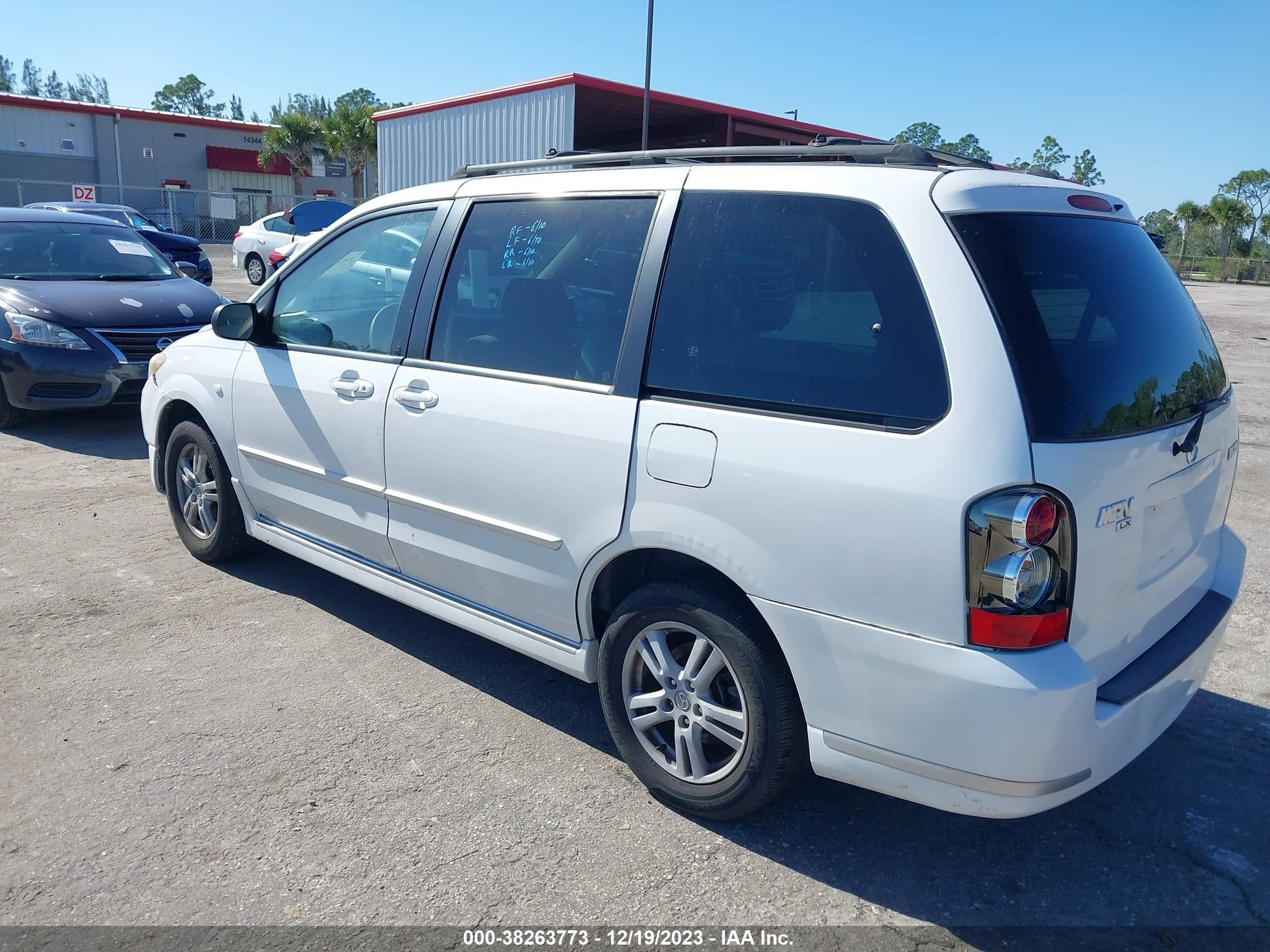 Photo 2 VIN: JM3LW28AX60571399 - MAZDA MPV 