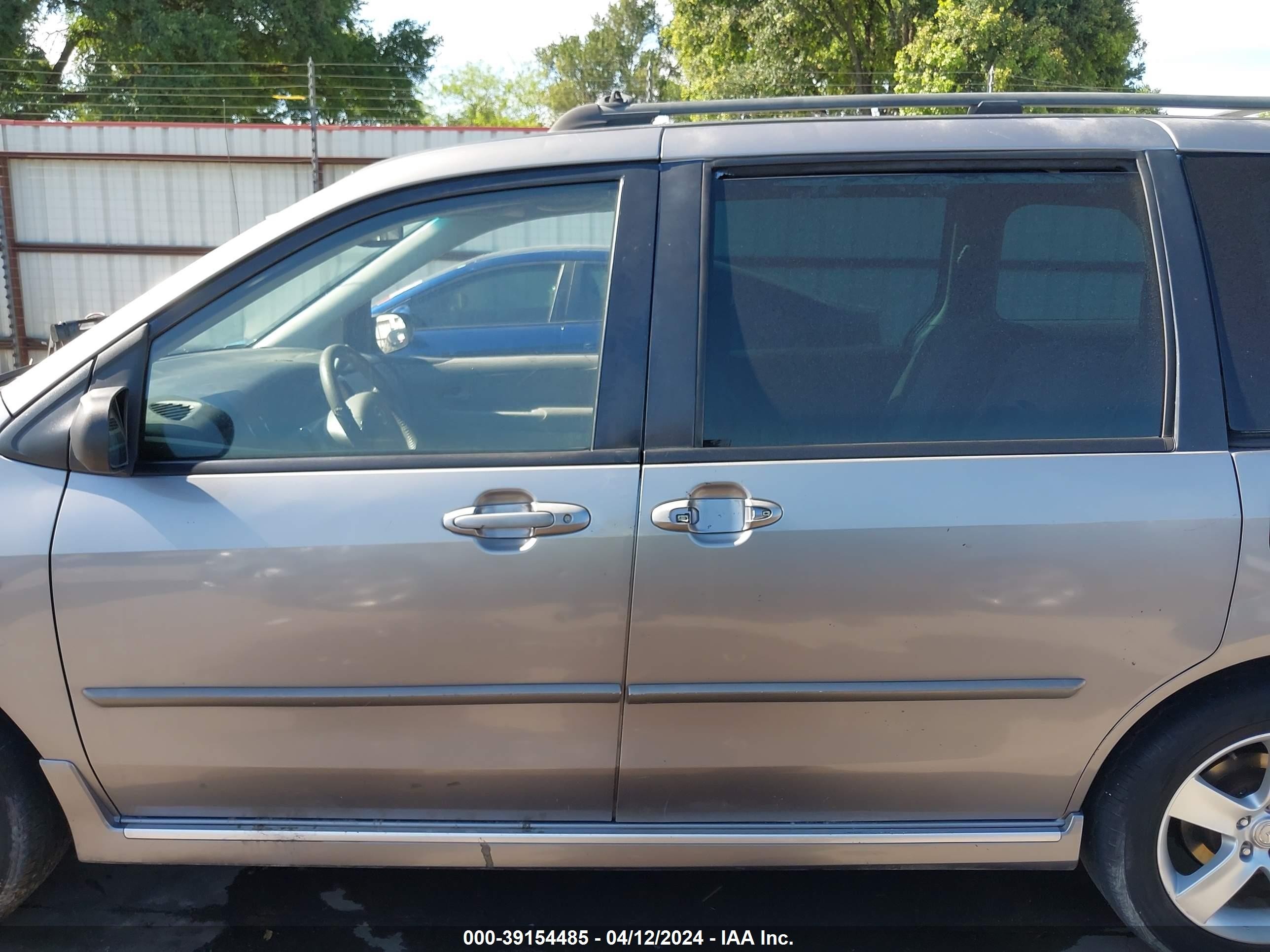 Photo 13 VIN: JM3LW28J250542154 - MAZDA MPV 