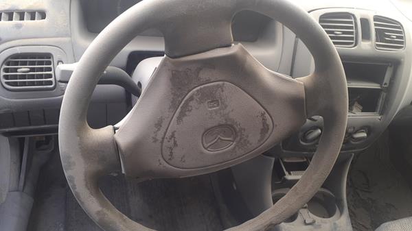 Photo 12 VIN: JM7BJ123010117605 - MAZDA 323 