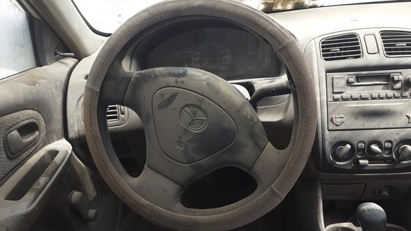 Photo 11 VIN: JM7BJ123XX0101243 - MAZDA 323 