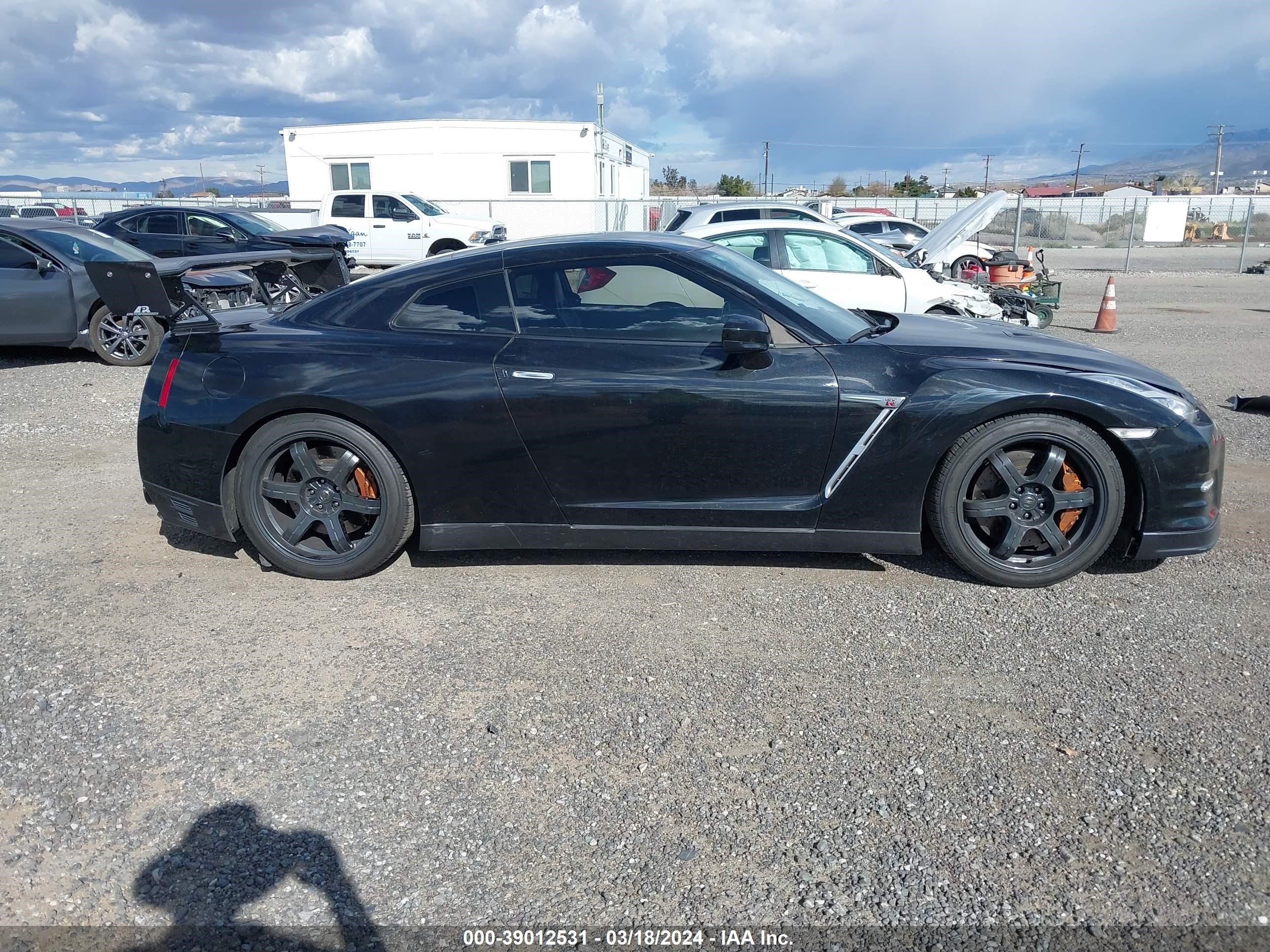 Photo 13 VIN: JN1AR5EF5FM281169 - NISSAN GT-R 