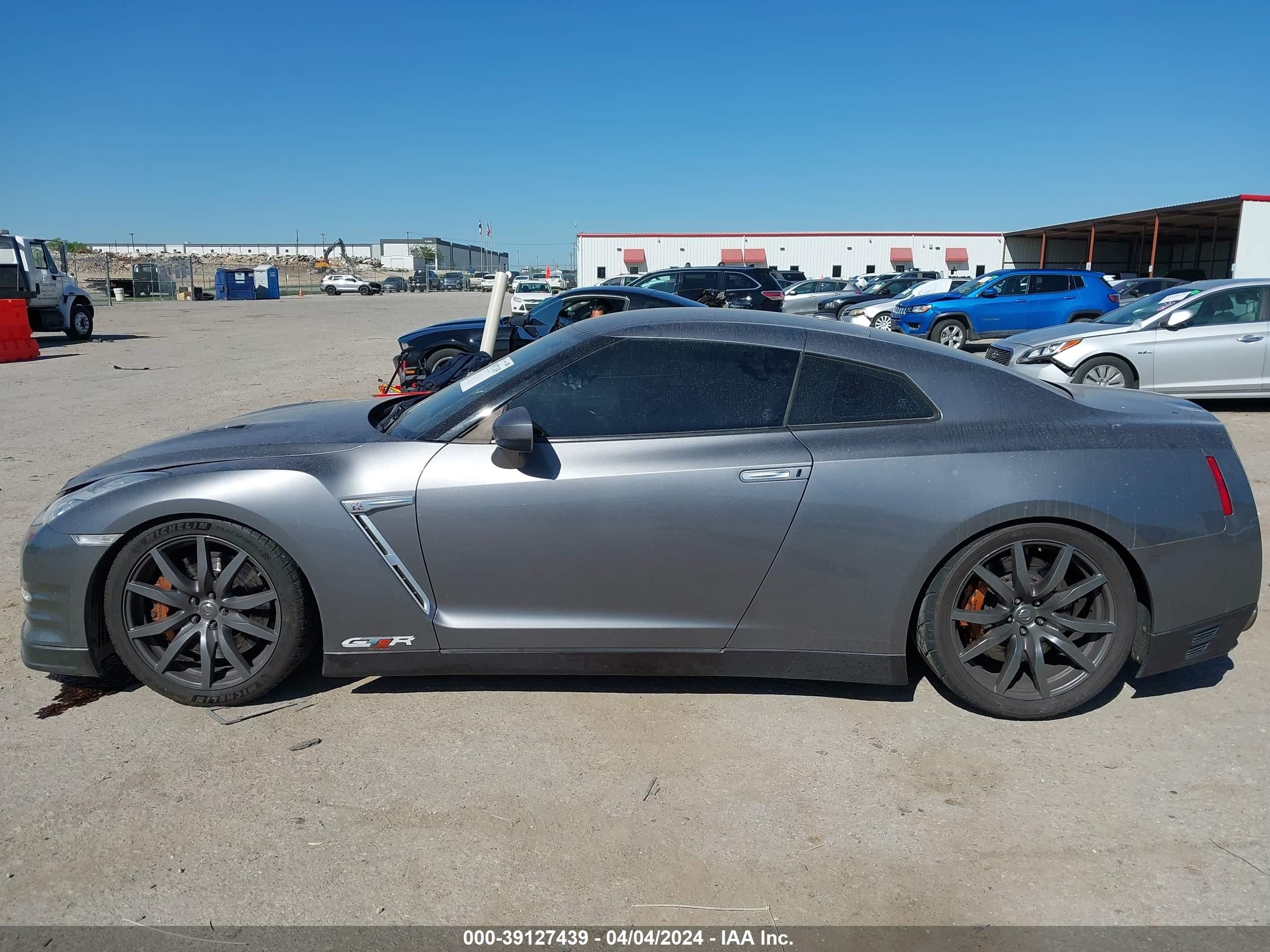 Photo 13 VIN: JN1AR5EF6FM280693 - NISSAN GT-R 