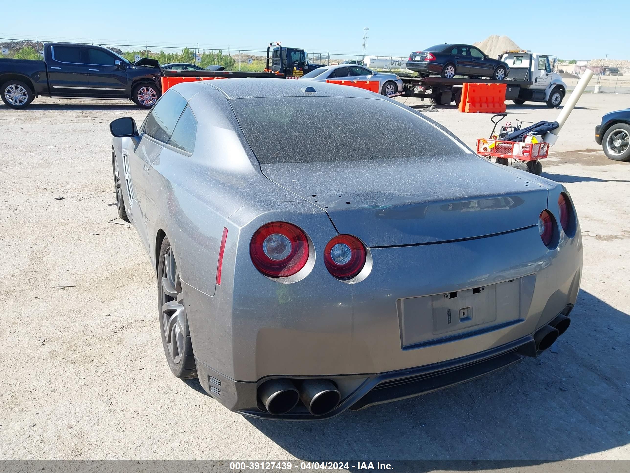 Photo 2 VIN: JN1AR5EF6FM280693 - NISSAN GT-R 