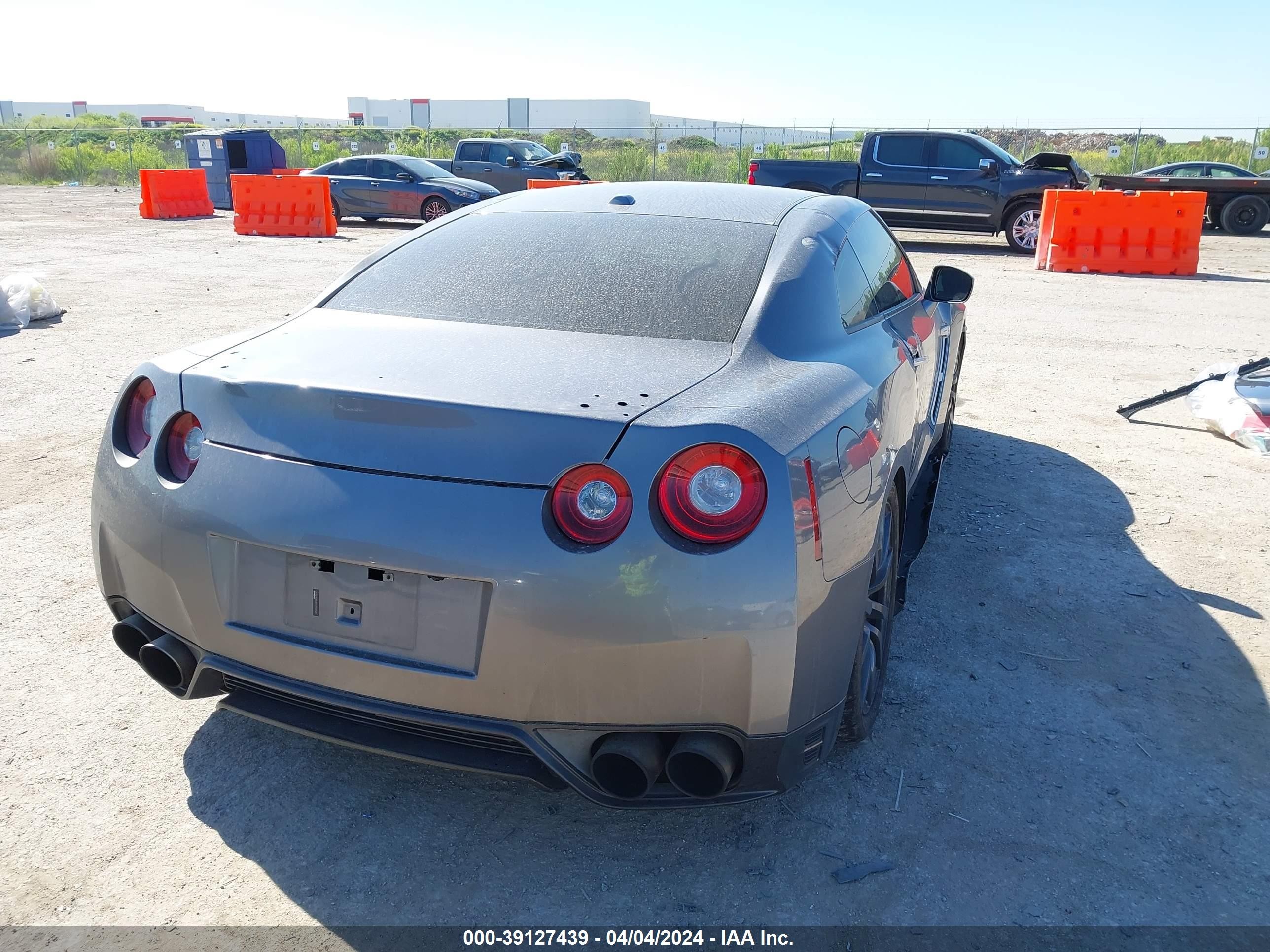 Photo 3 VIN: JN1AR5EF6FM280693 - NISSAN GT-R 