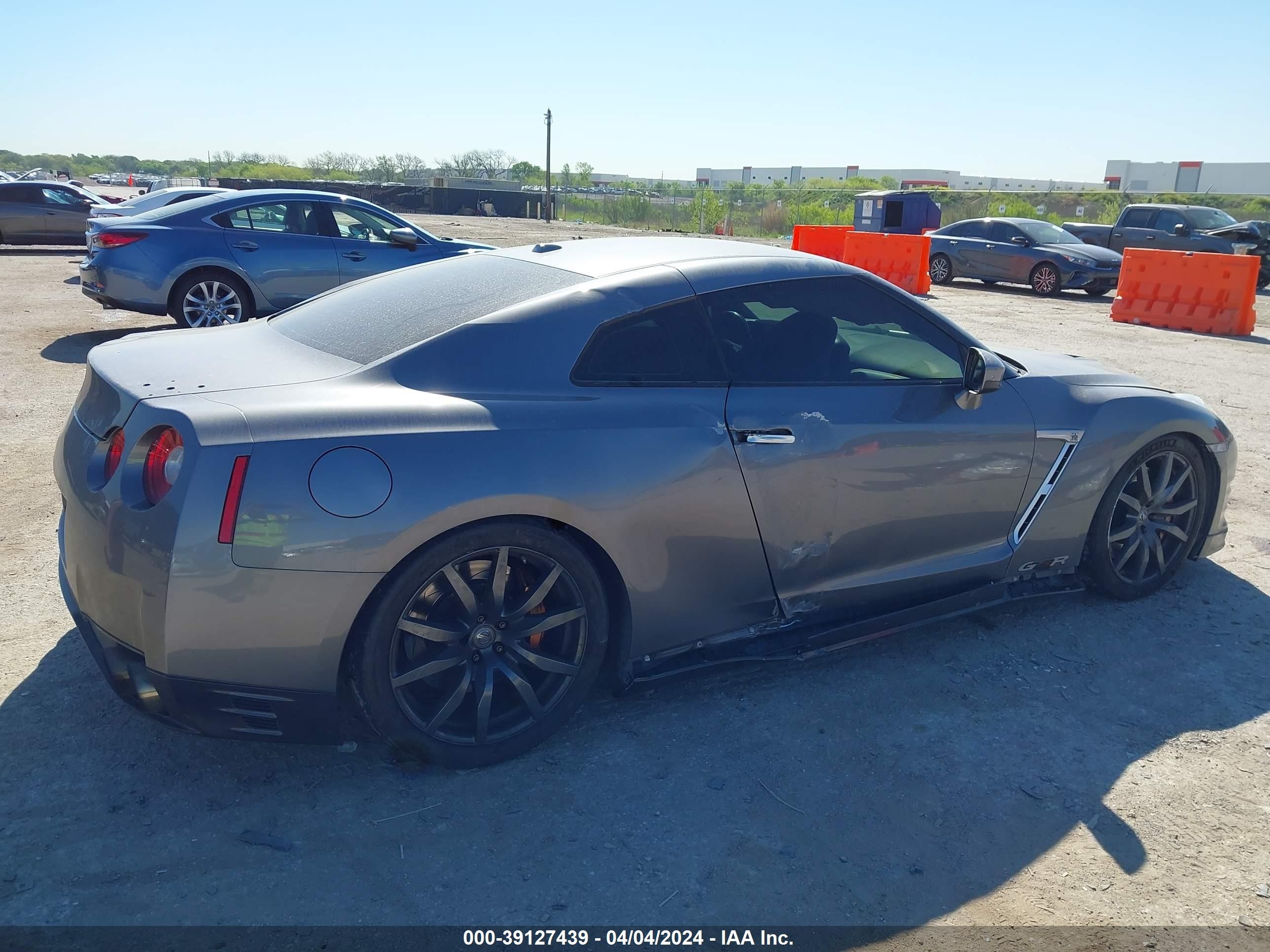 Photo 5 VIN: JN1AR5EF6FM280693 - NISSAN GT-R 