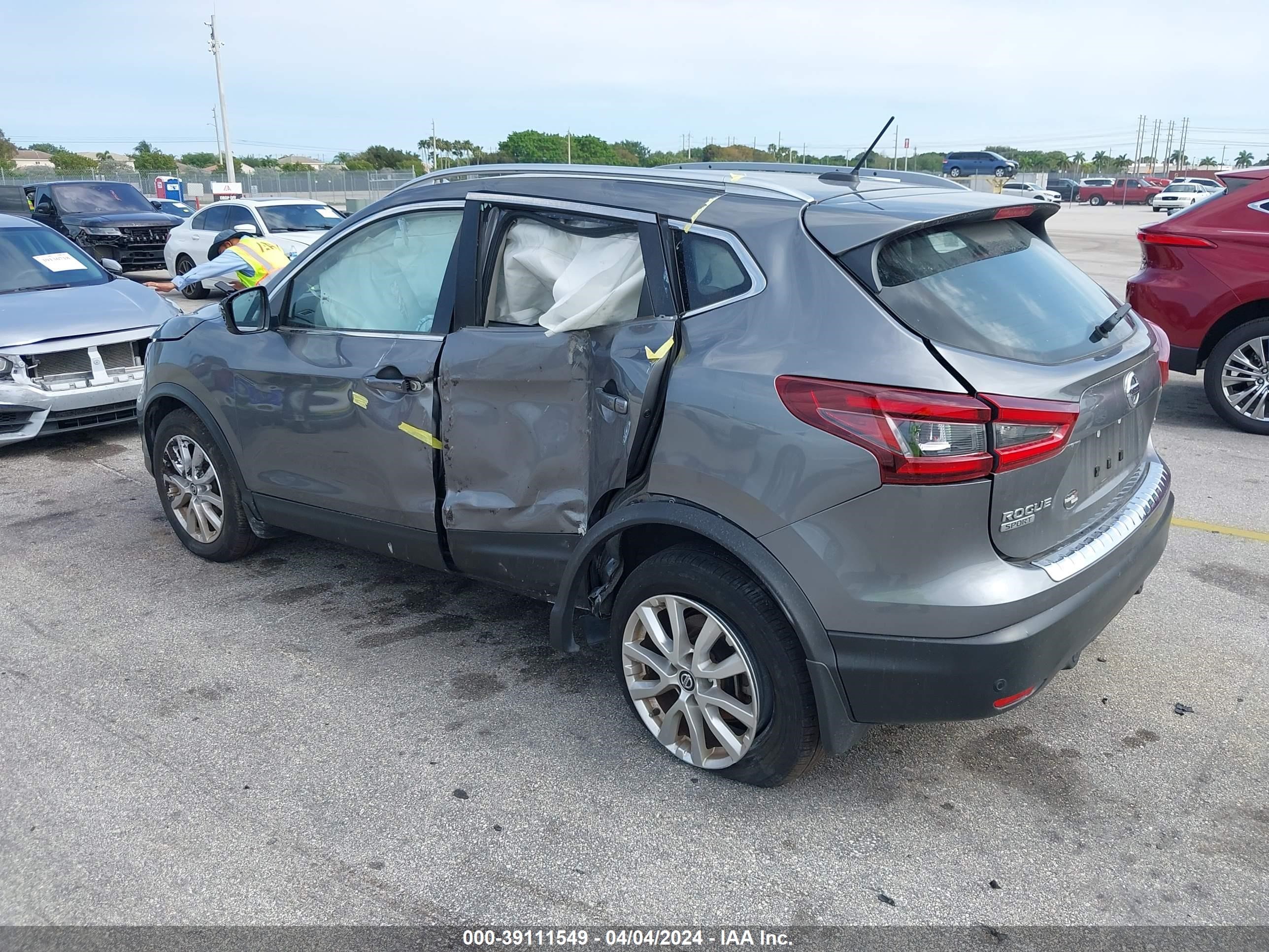 Photo 2 VIN: JN1BJ1BV5MW318643 - NISSAN ROGUE 