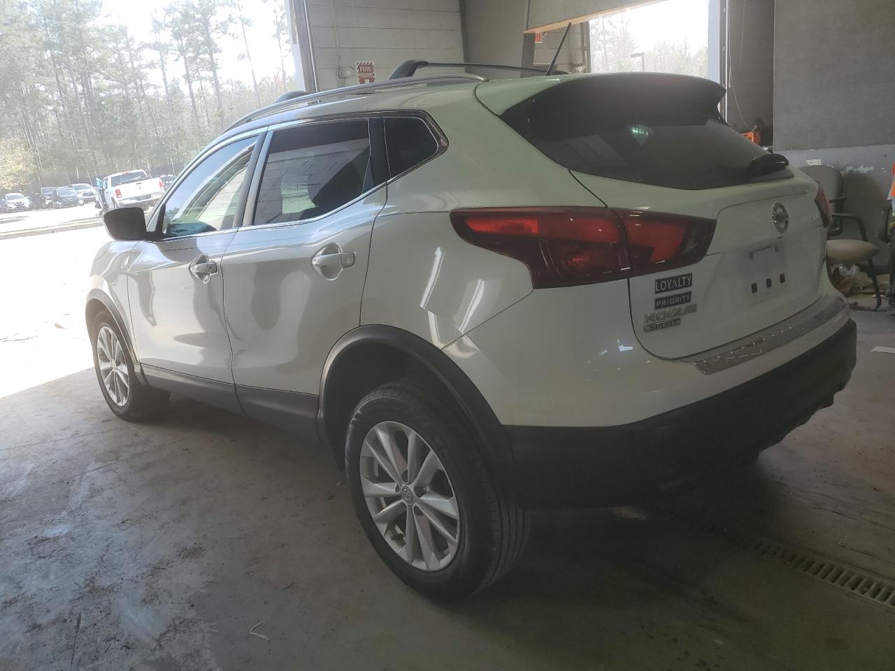 Photo 1 VIN: JN1BJ1CP0JW100671 - NISSAN ROGUE 