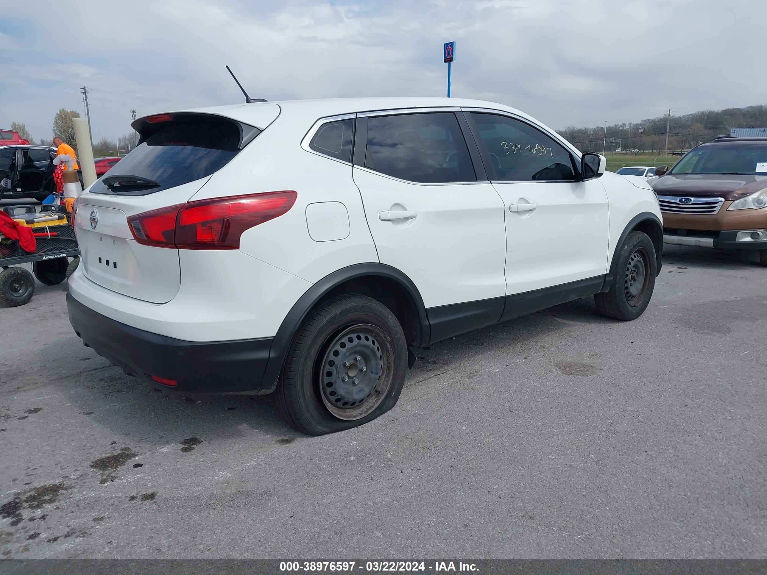 Photo 3 VIN: JN1BJ1CP0KW235845 - NISSAN ROGUE 