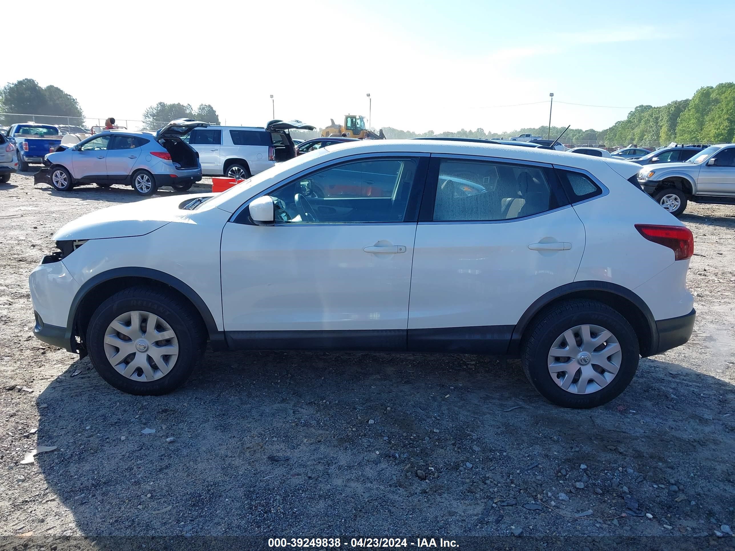 Photo 14 VIN: JN1BJ1CP1JW157249 - NISSAN ROGUE 