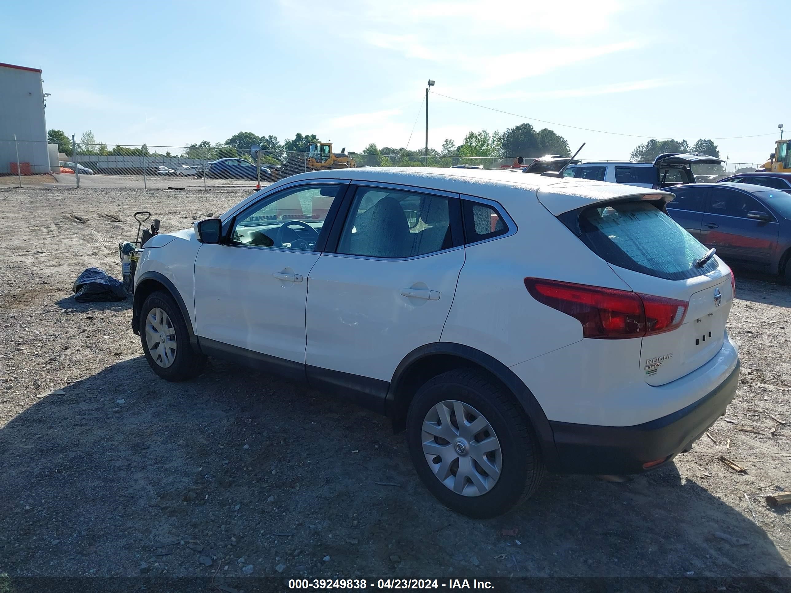 Photo 2 VIN: JN1BJ1CP1JW157249 - NISSAN ROGUE 