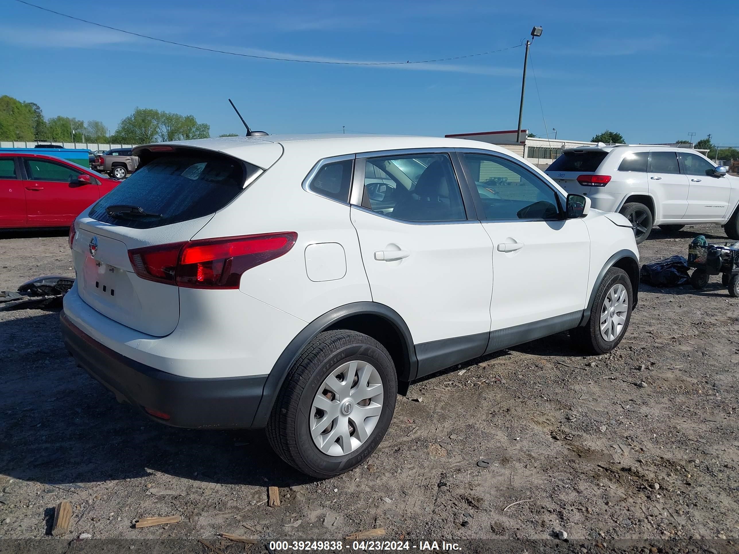 Photo 3 VIN: JN1BJ1CP1JW157249 - NISSAN ROGUE 