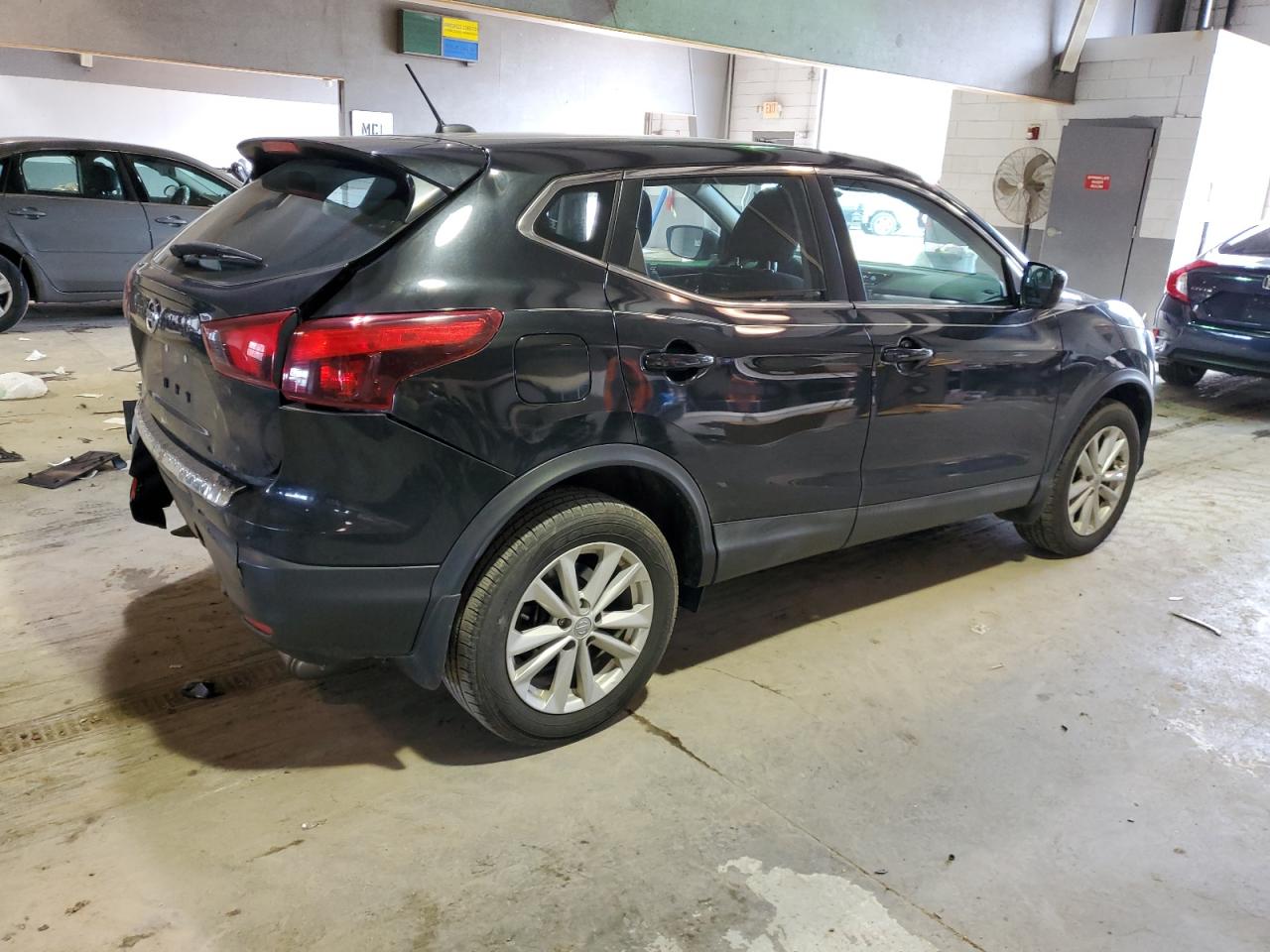 Photo 2 VIN: JN1BJ1CP2JW152089 - NISSAN ROGUE 