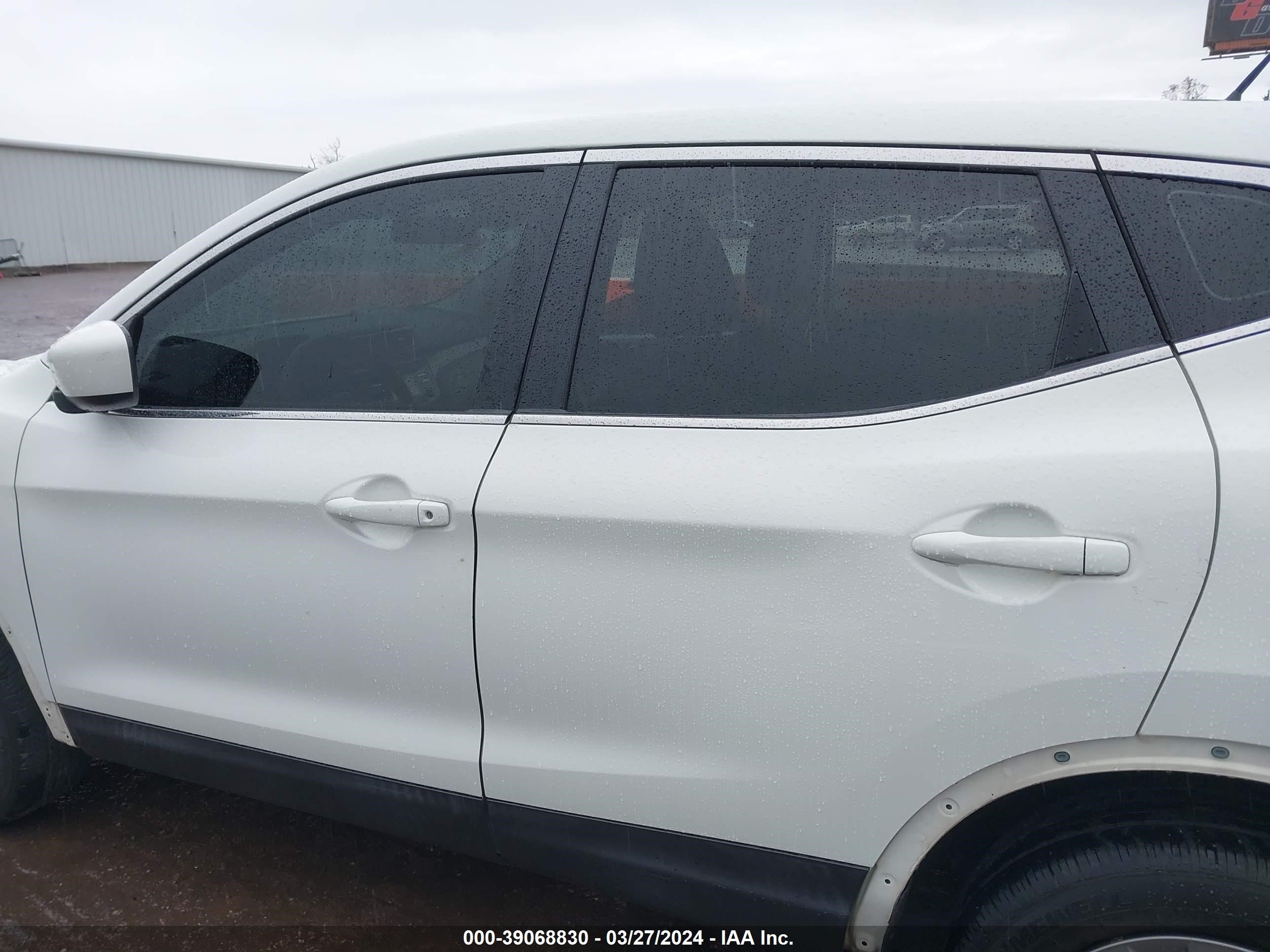 Photo 13 VIN: JN1BJ1CP2JW187067 - NISSAN ROGUE 