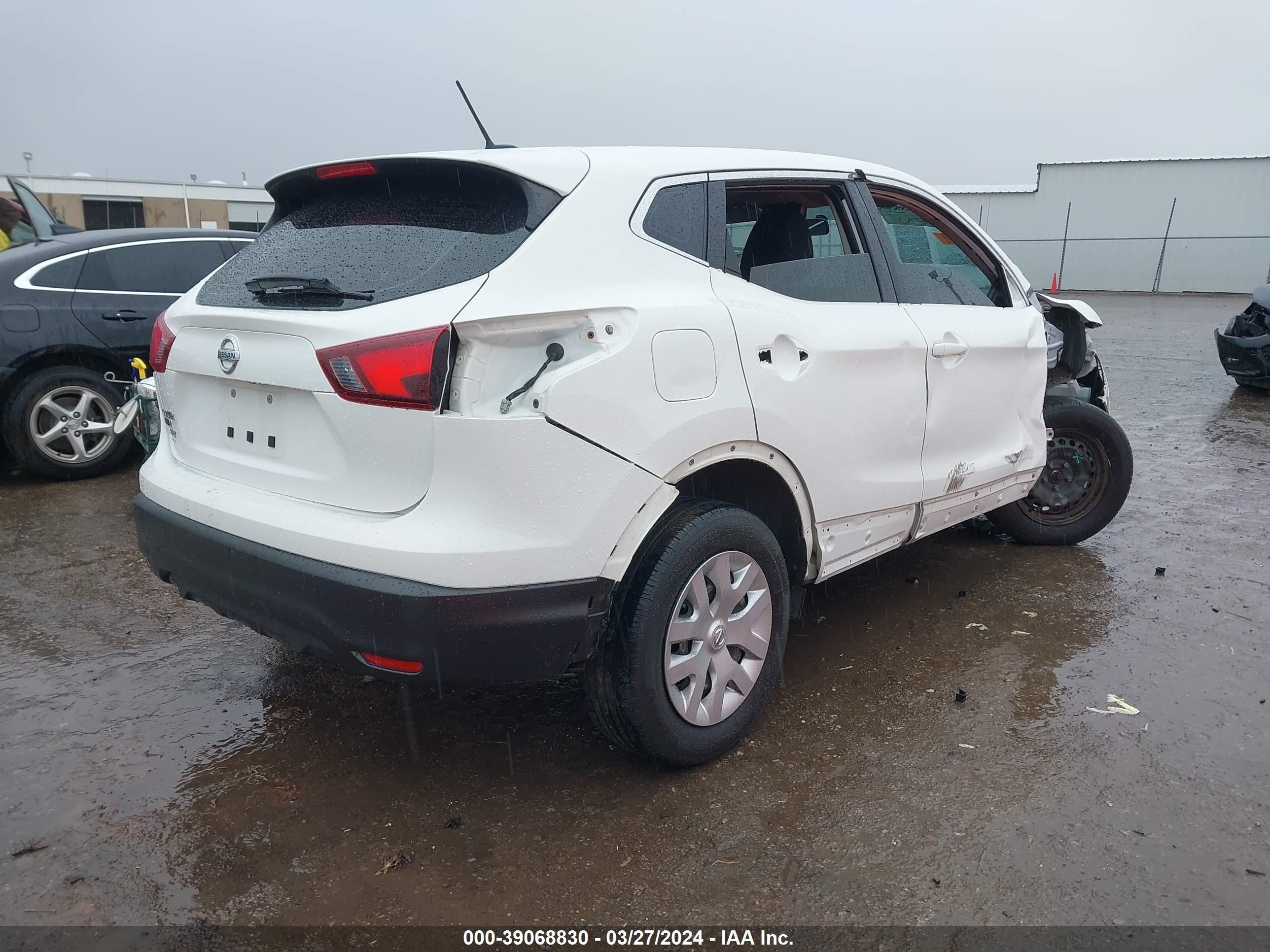 Photo 3 VIN: JN1BJ1CP2JW187067 - NISSAN ROGUE 