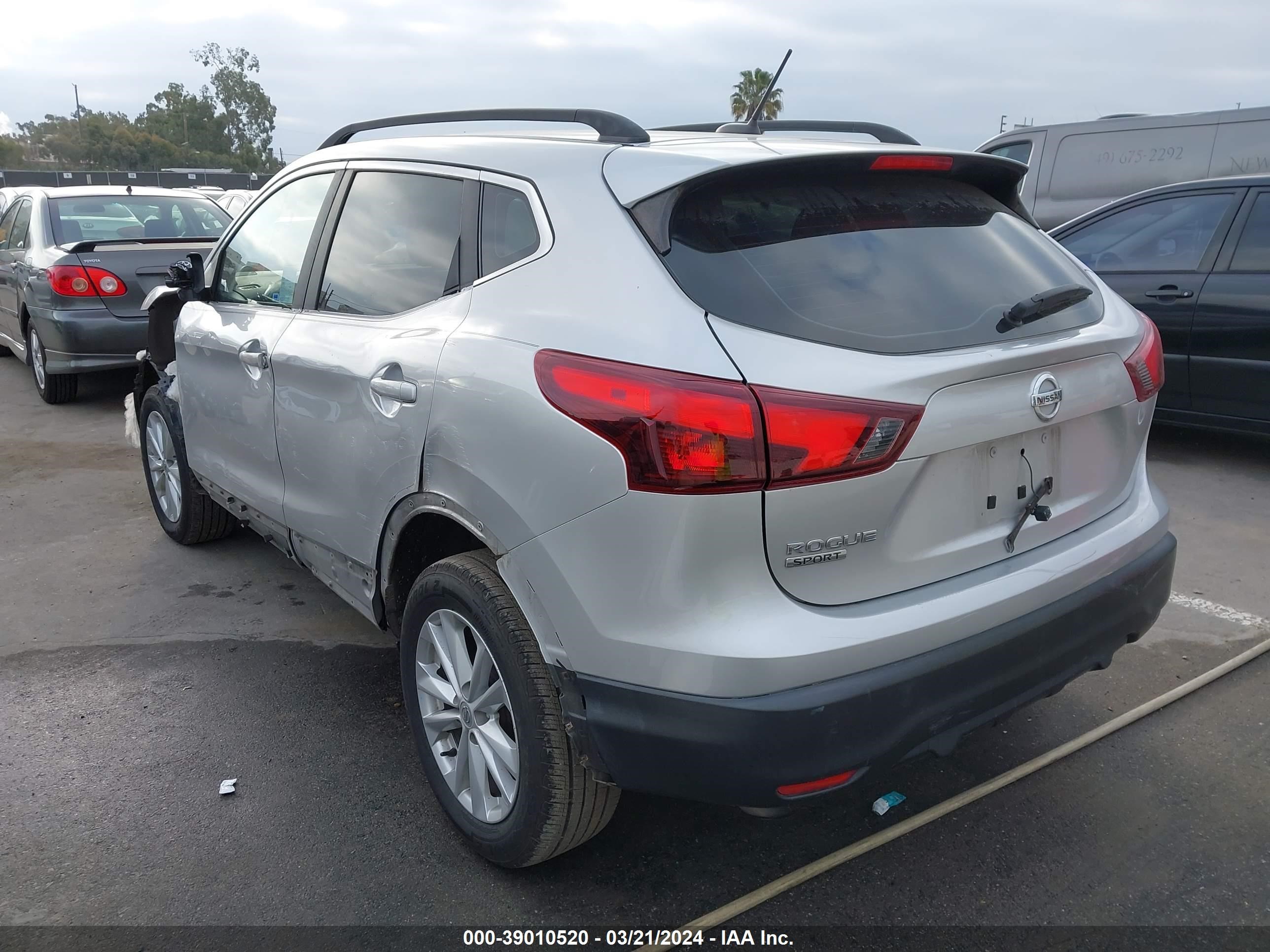 Photo 2 VIN: JN1BJ1CP3JW158421 - NISSAN ROGUE 