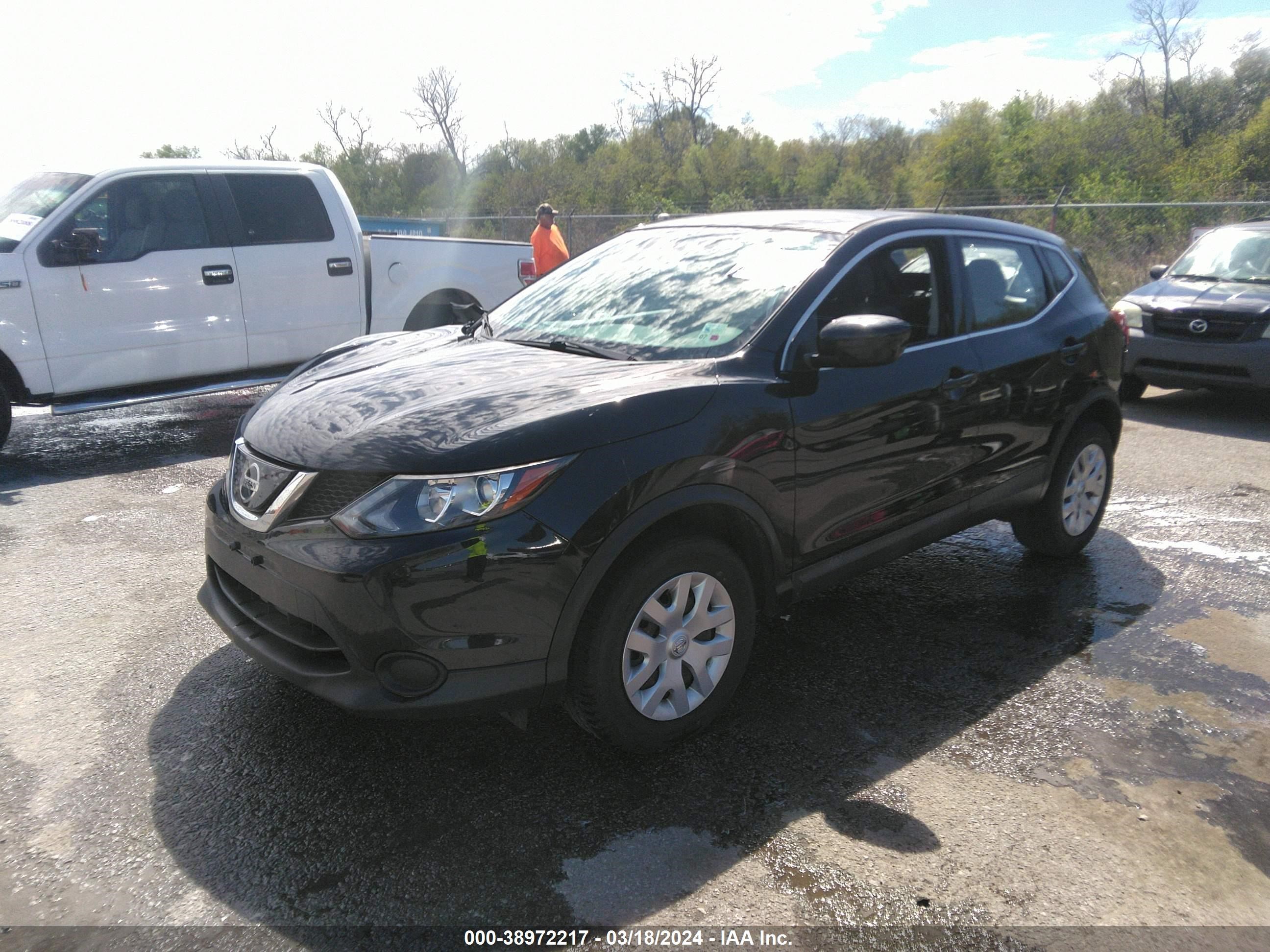 Photo 1 VIN: JN1BJ1CP5JW161787 - NISSAN ROGUE 