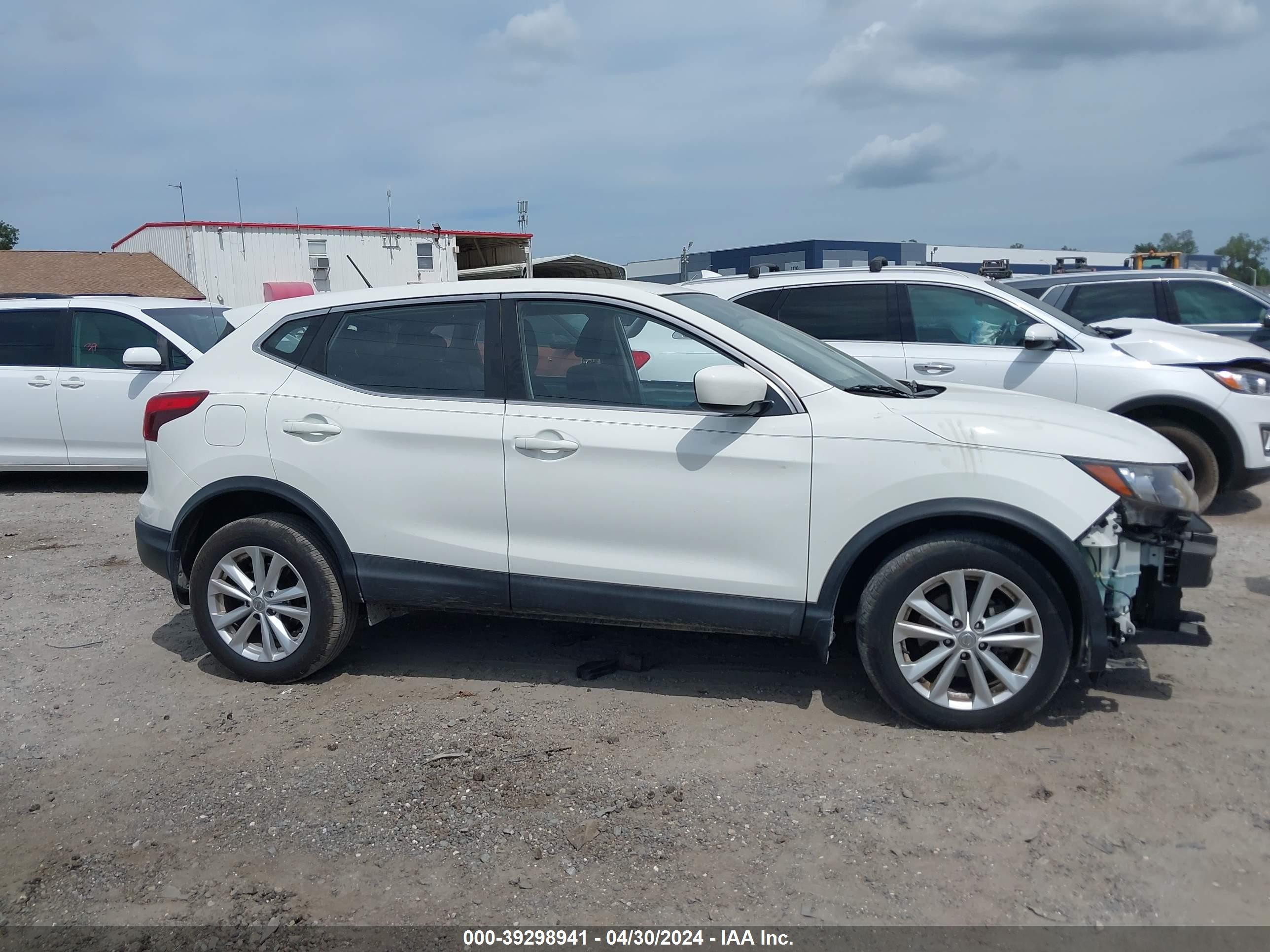 Photo 13 VIN: JN1BJ1CP5JW188908 - NISSAN ROGUE 