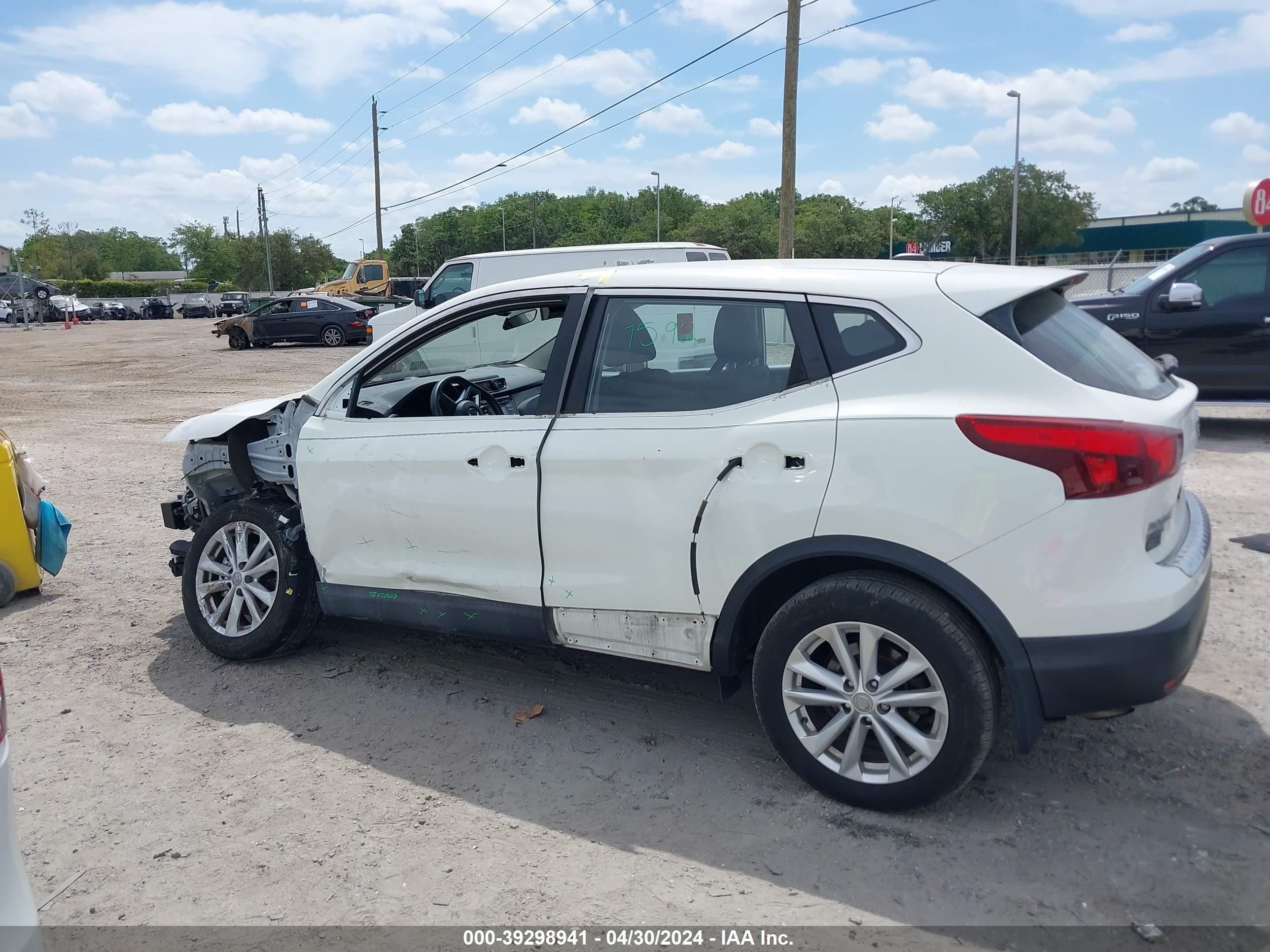 Photo 14 VIN: JN1BJ1CP5JW188908 - NISSAN ROGUE 