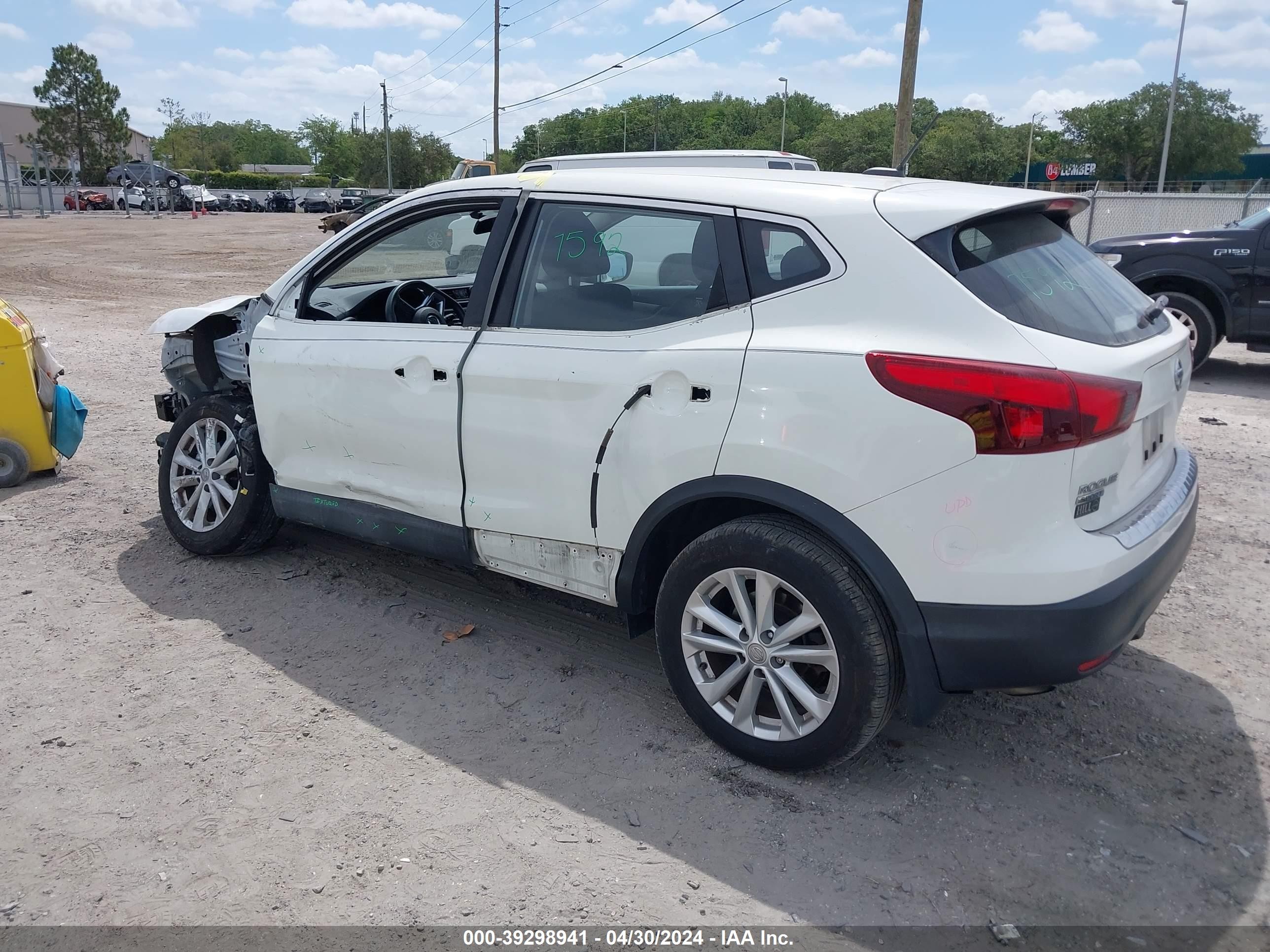 Photo 2 VIN: JN1BJ1CP5JW188908 - NISSAN ROGUE 