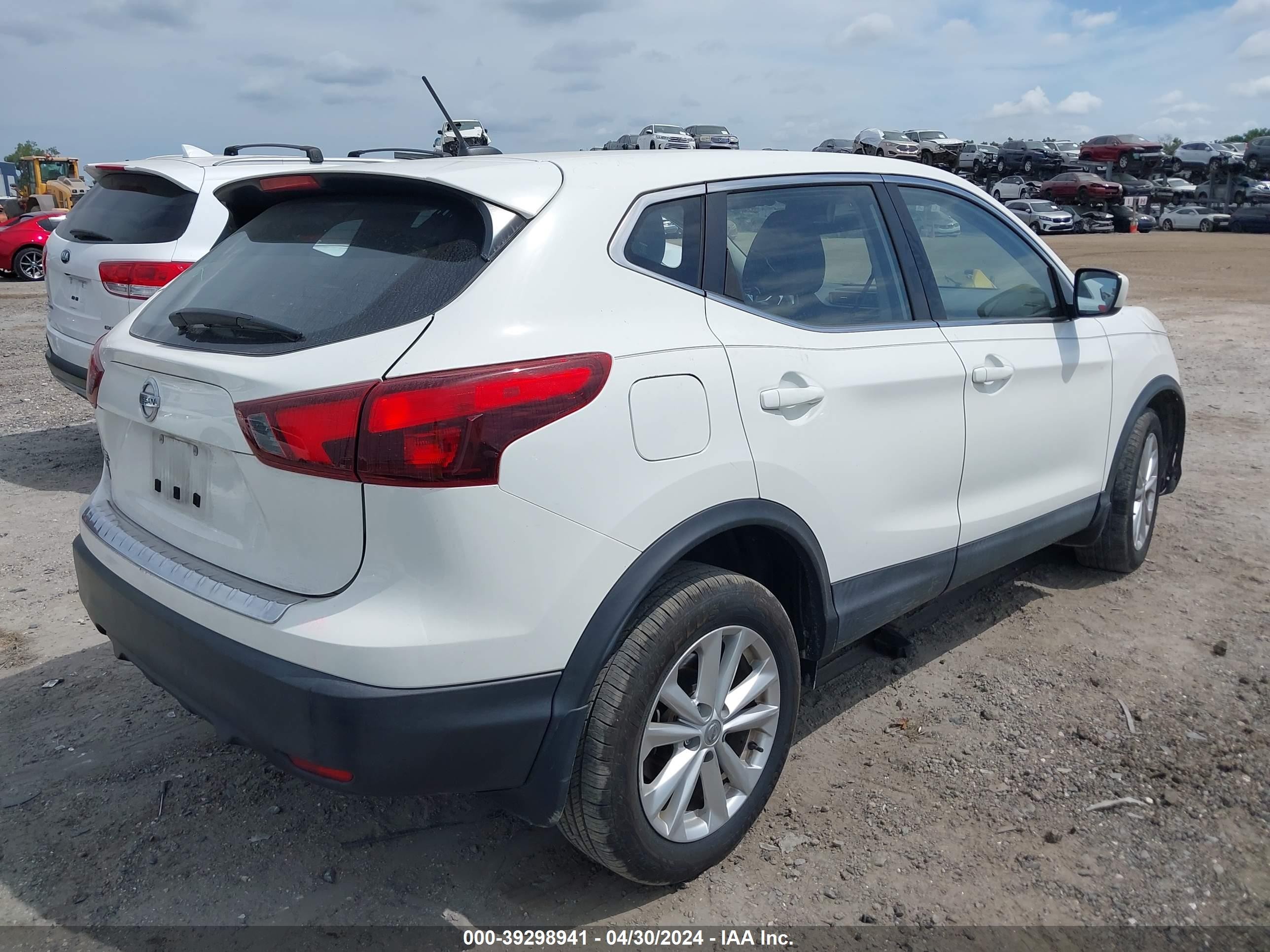 Photo 3 VIN: JN1BJ1CP5JW188908 - NISSAN ROGUE 