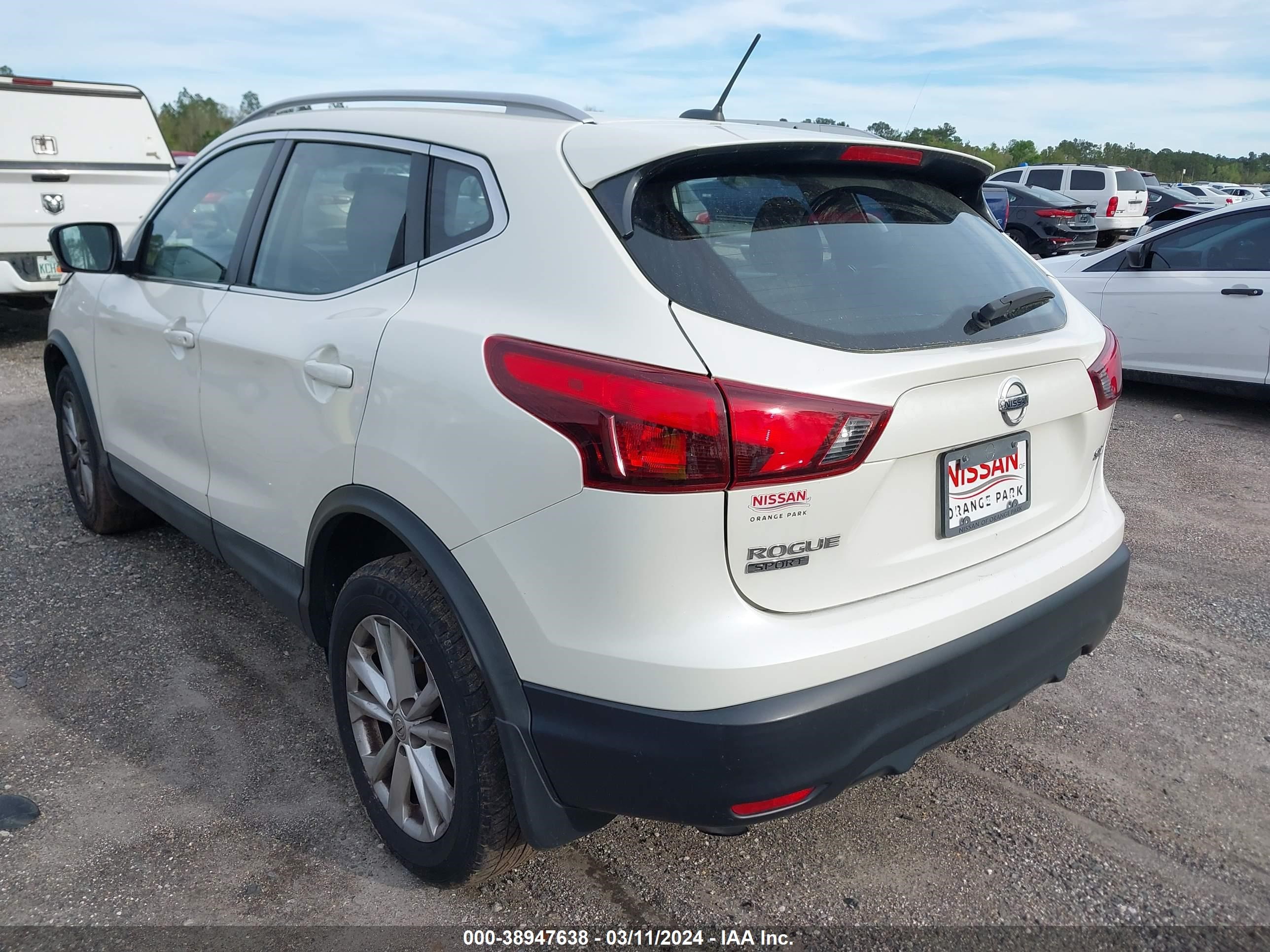 Photo 2 VIN: JN1BJ1CP7HW025395 - NISSAN ROGUE 