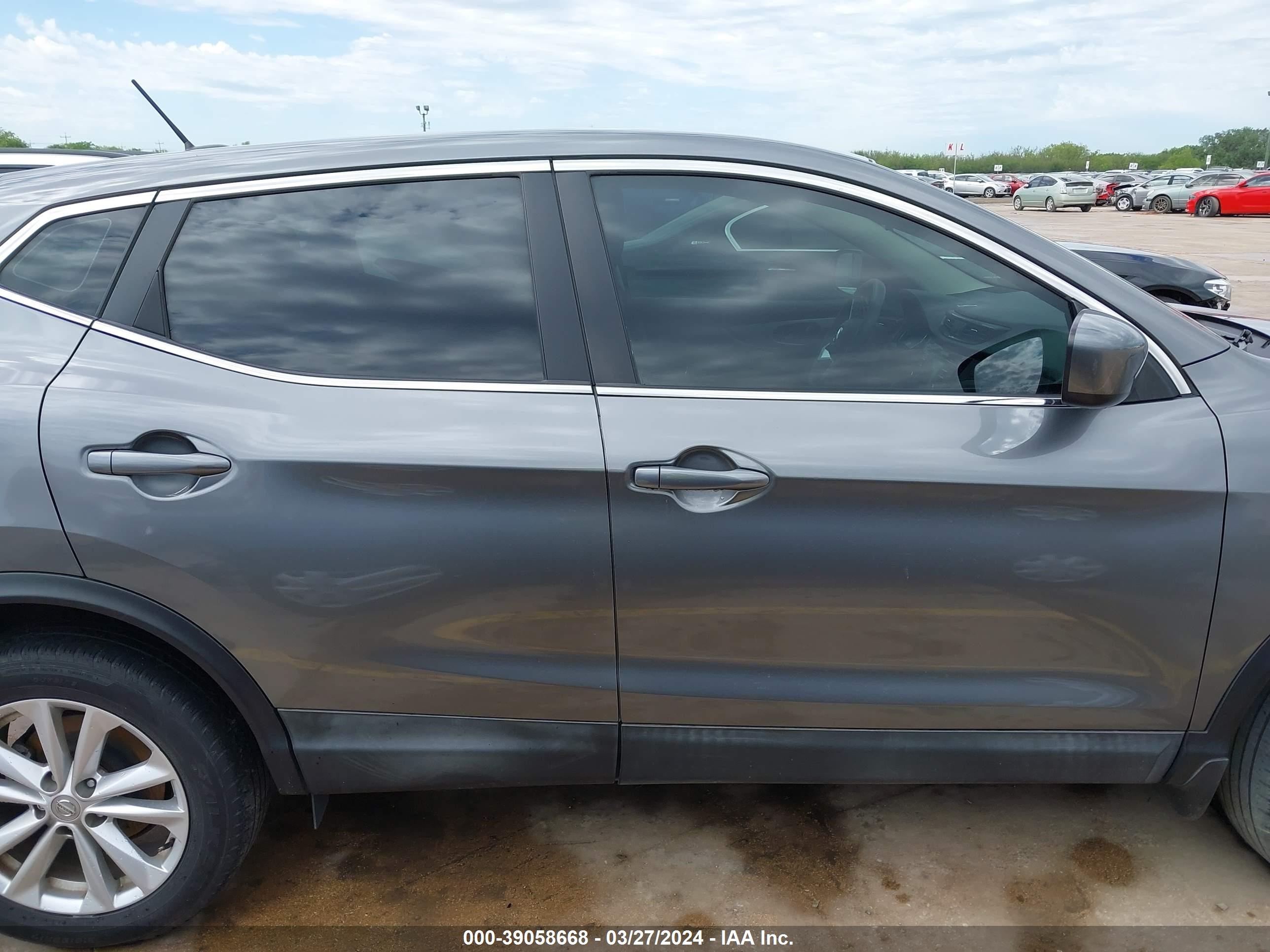 Photo 12 VIN: JN1BJ1CP8HW011747 - NISSAN ROGUE 