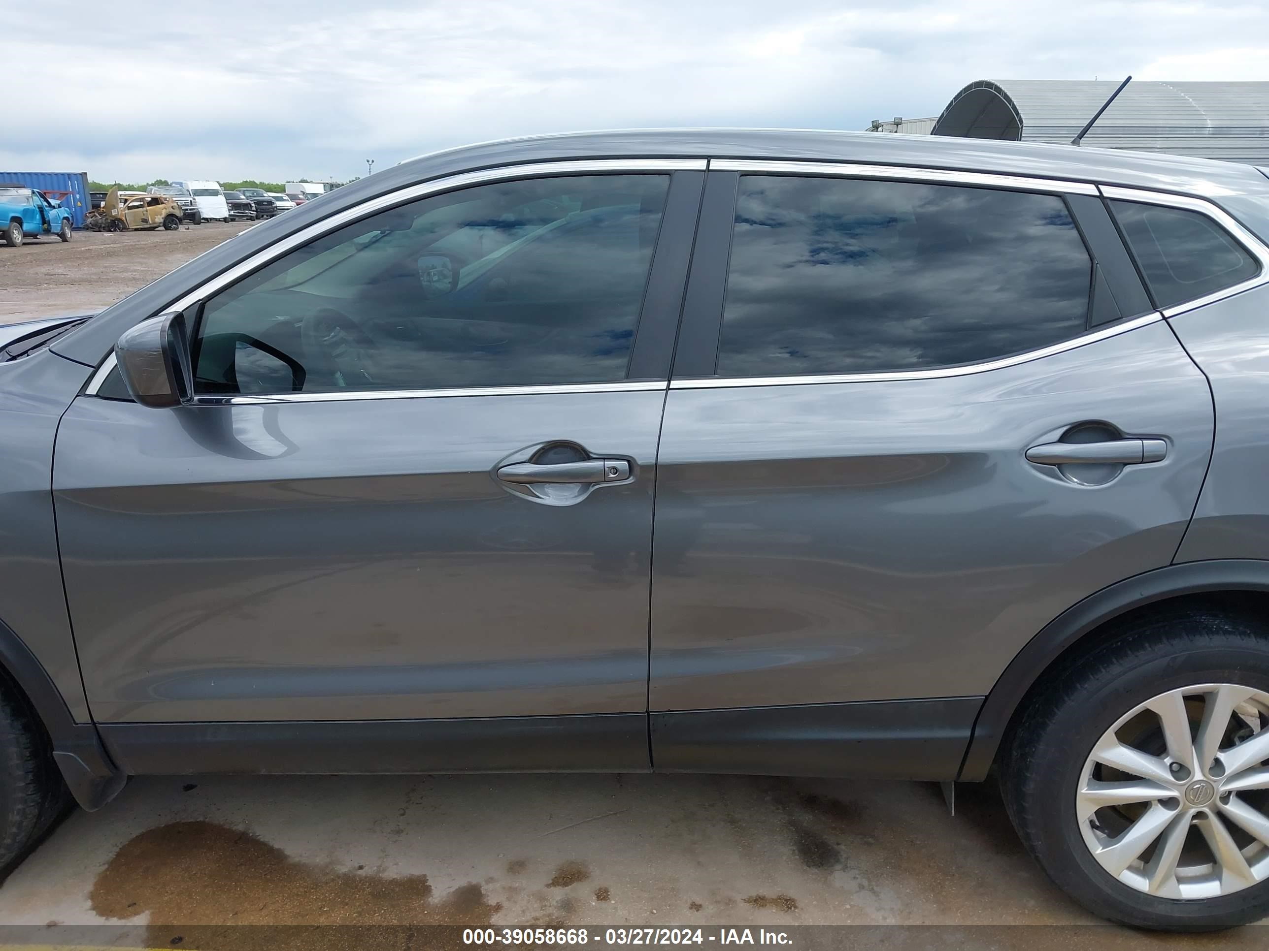 Photo 13 VIN: JN1BJ1CP8HW011747 - NISSAN ROGUE 