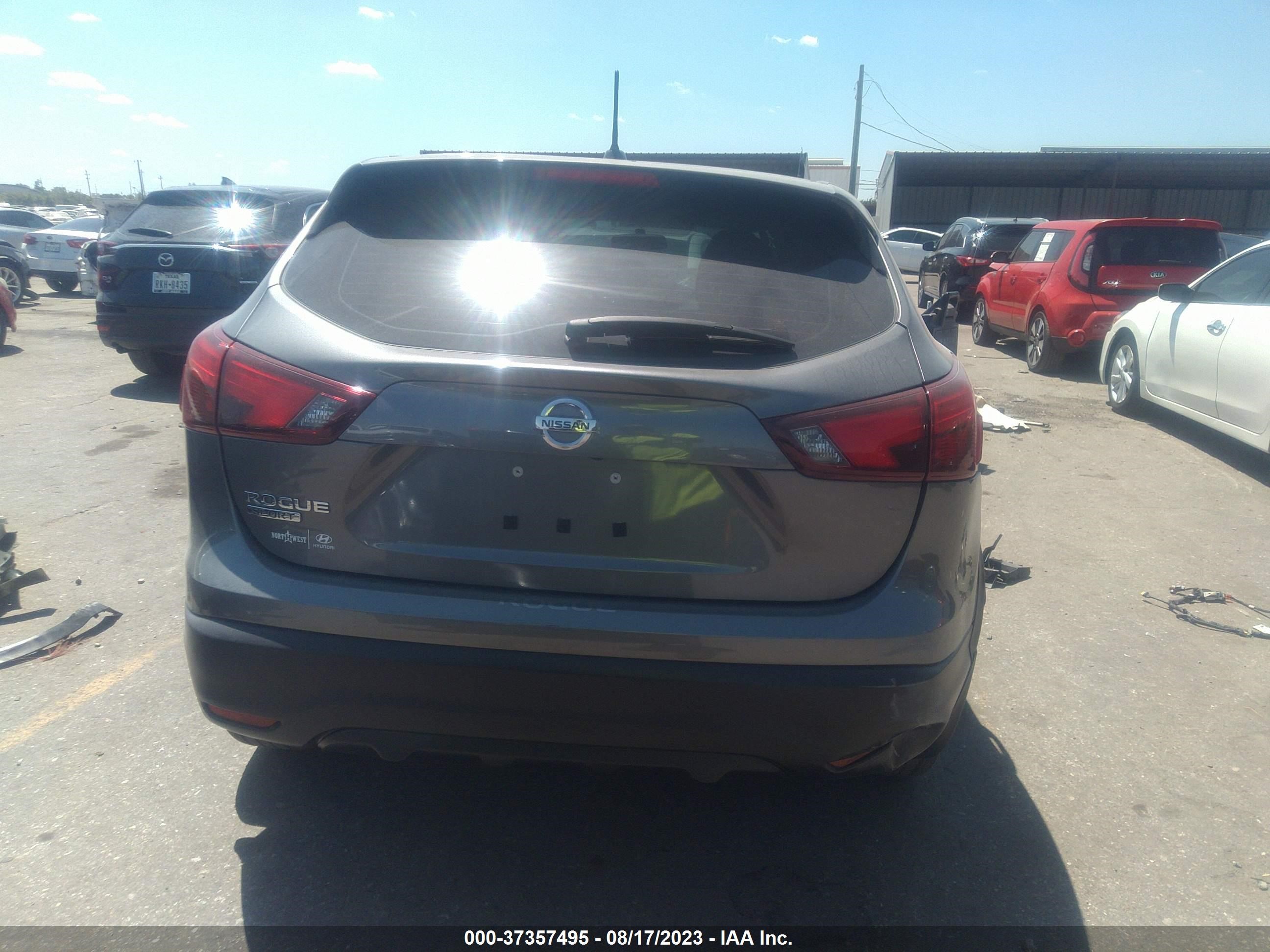 Photo 15 VIN: JN1BJ1CP9JW105898 - NISSAN ROGUE 