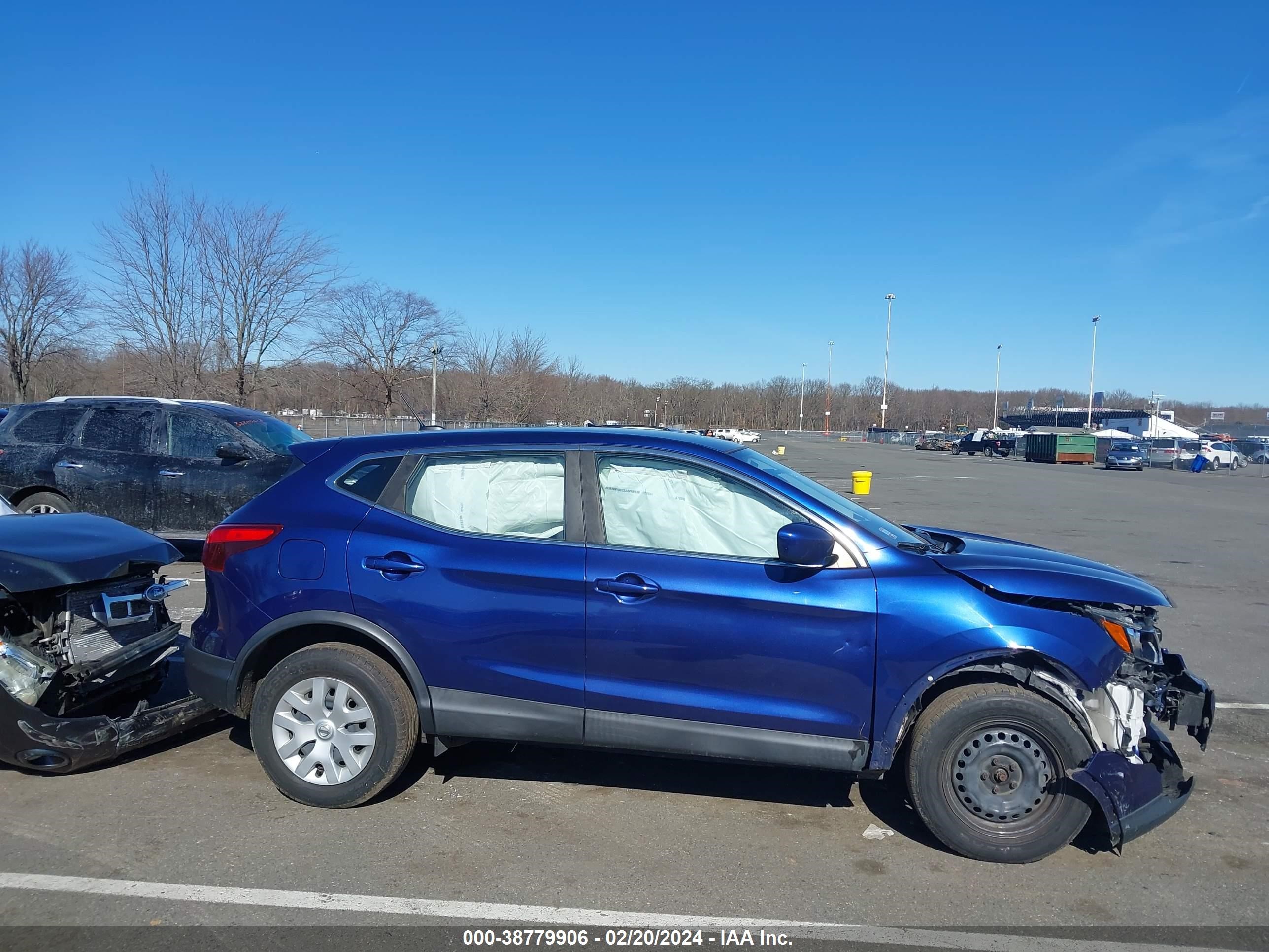 Photo 12 VIN: JN1BJ1CPXJW159579 - NISSAN ROGUE 