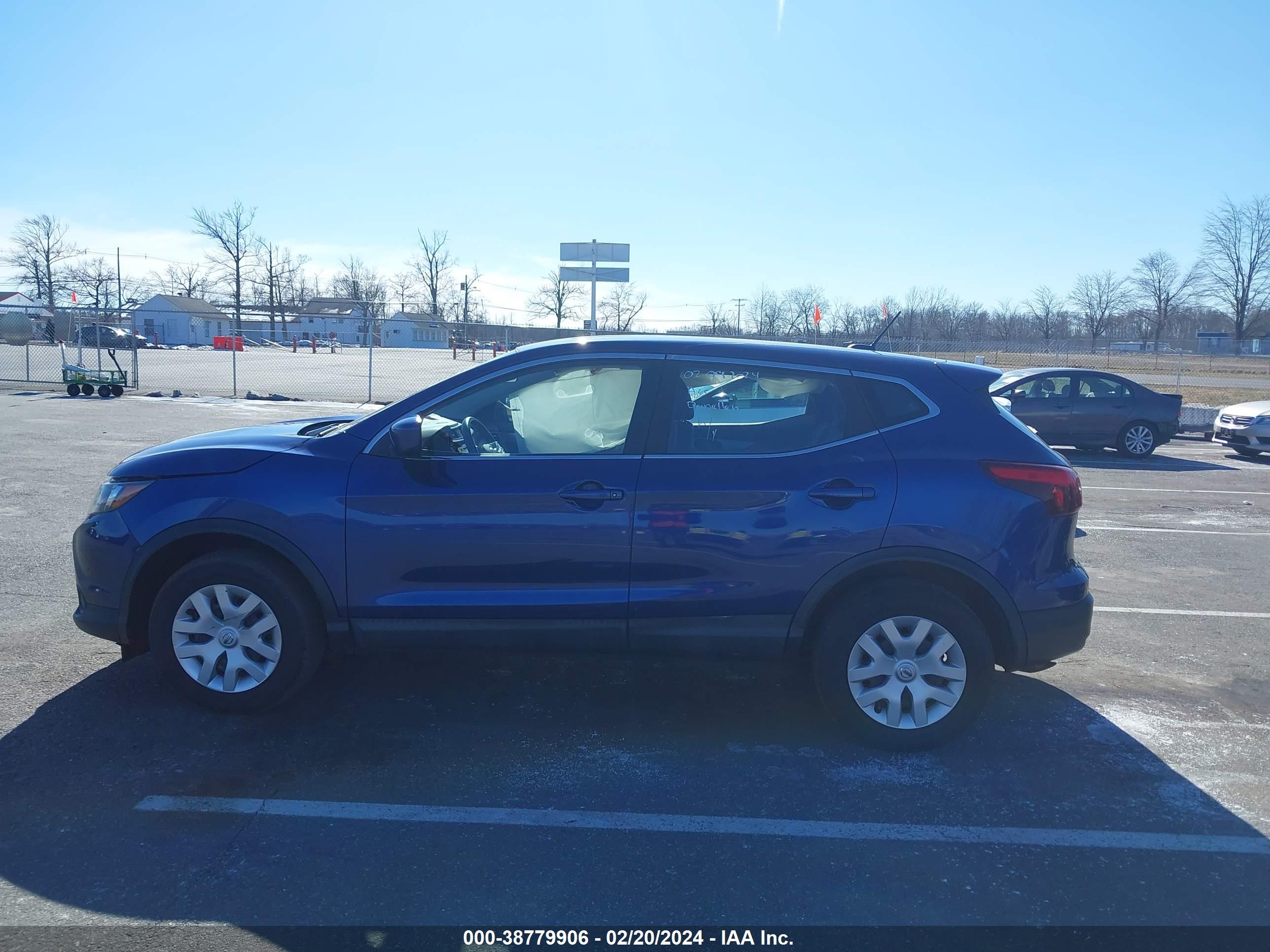 Photo 13 VIN: JN1BJ1CPXJW159579 - NISSAN ROGUE 