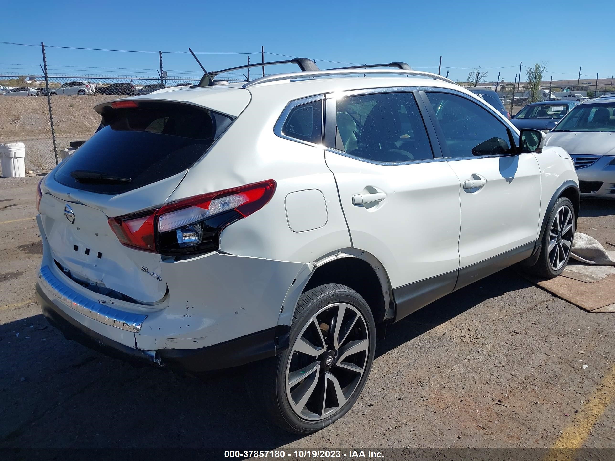 Photo 3 VIN: JN1BJ1CR4JW283977 - NISSAN ROGUE 