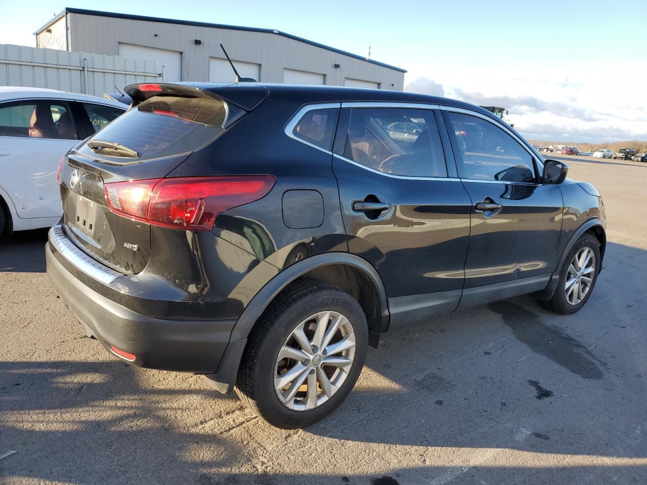 Photo 2 VIN: JN1BJ1CR5JW267741 - NISSAN ROGUE SPORT 