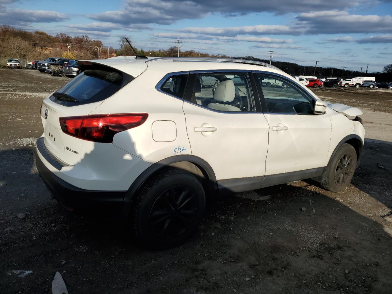 Photo 2 VIN: JN1BJ1CR5JW269263 - NISSAN ROGUE 