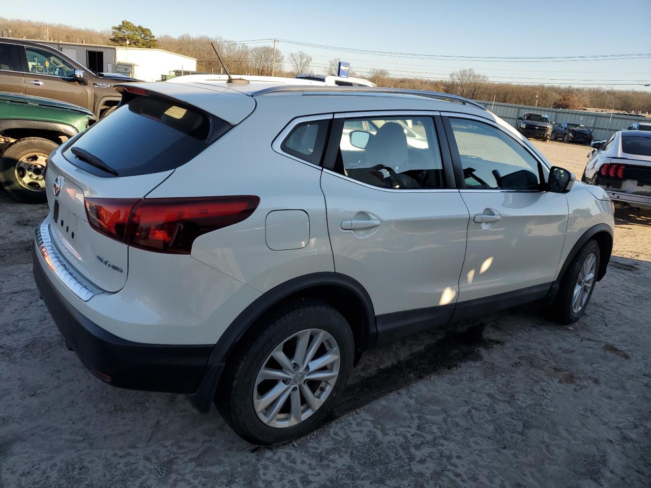 Photo 2 VIN: JN1BJ1CR6JW268493 - NISSAN ROGUE 