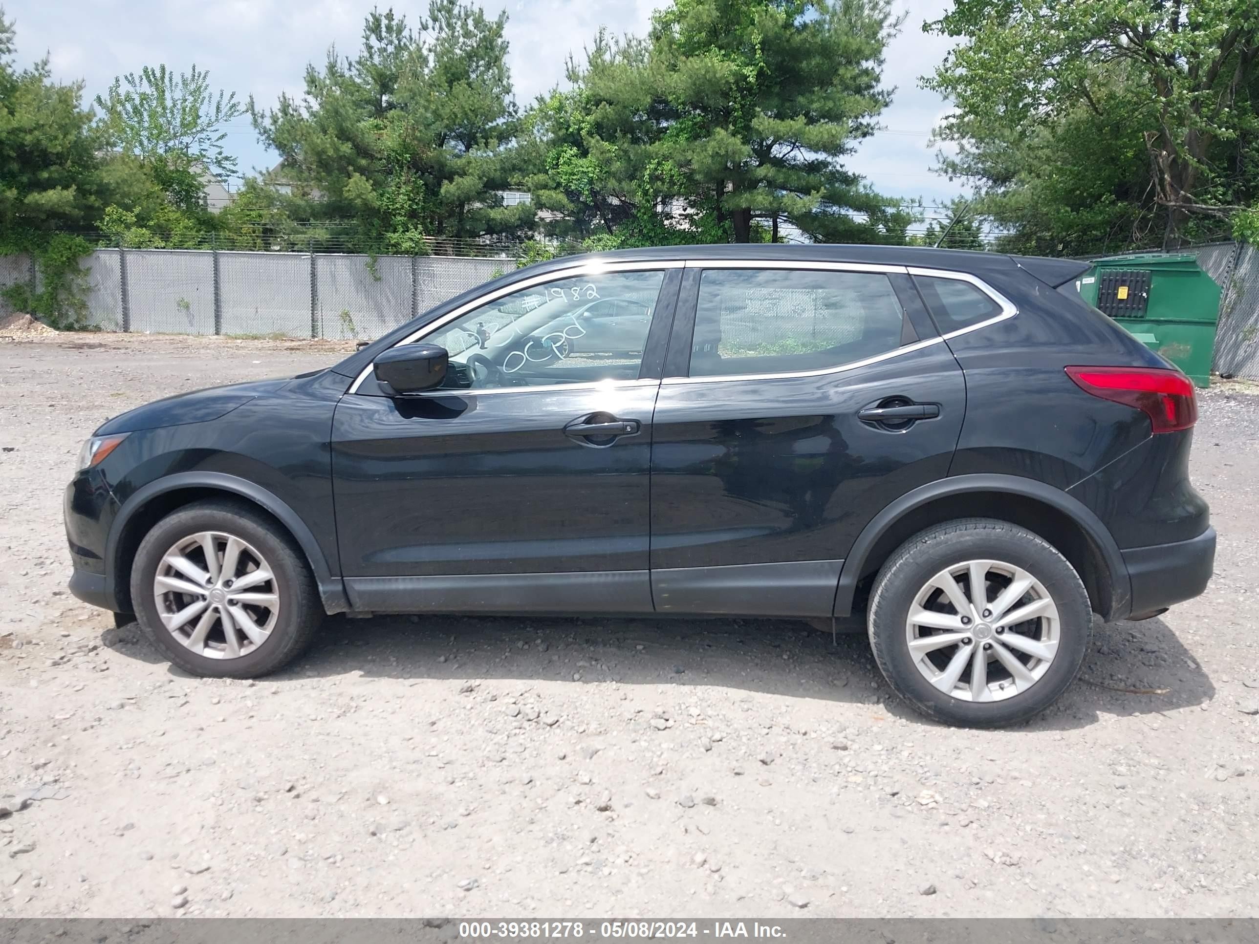 Photo 13 VIN: JN1BJ1CR7JW285285 - NISSAN ROGUE 