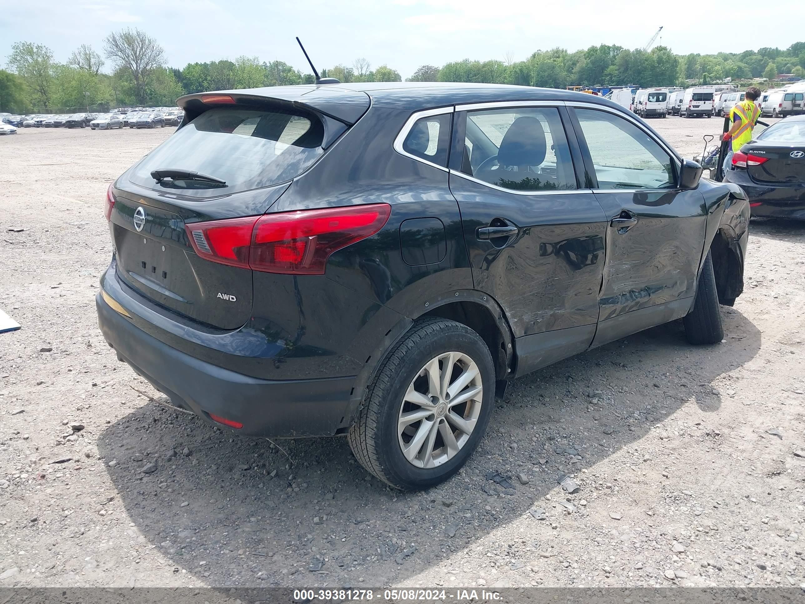 Photo 3 VIN: JN1BJ1CR7JW285285 - NISSAN ROGUE 