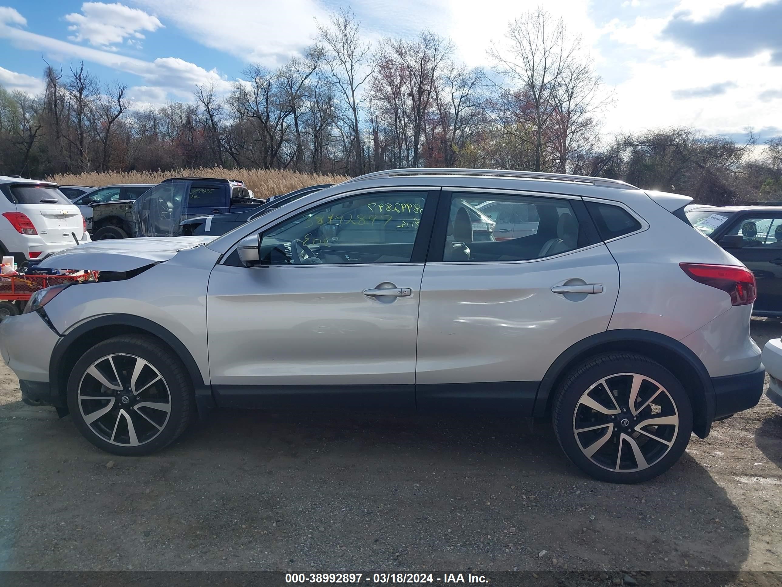 Photo 13 VIN: JN1BJ1CR7JW600294 - NISSAN ROGUE 