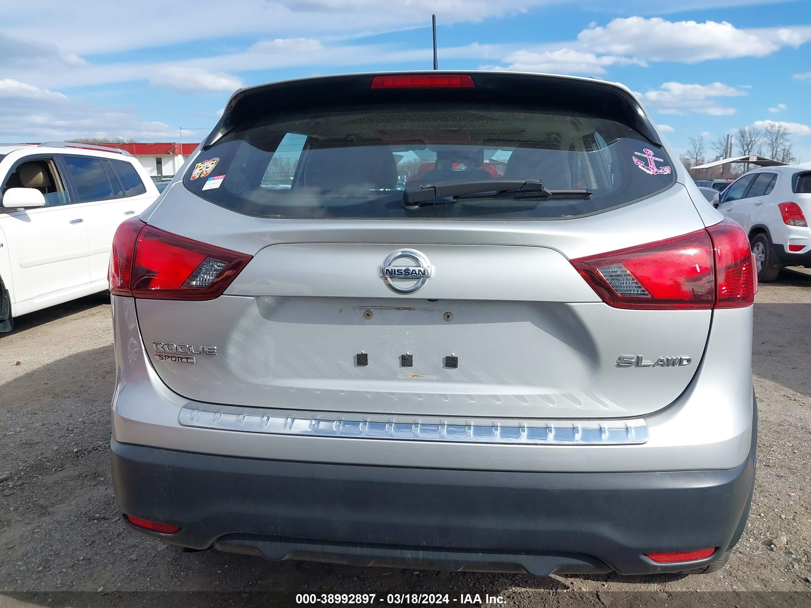 Photo 15 VIN: JN1BJ1CR7JW600294 - NISSAN ROGUE 