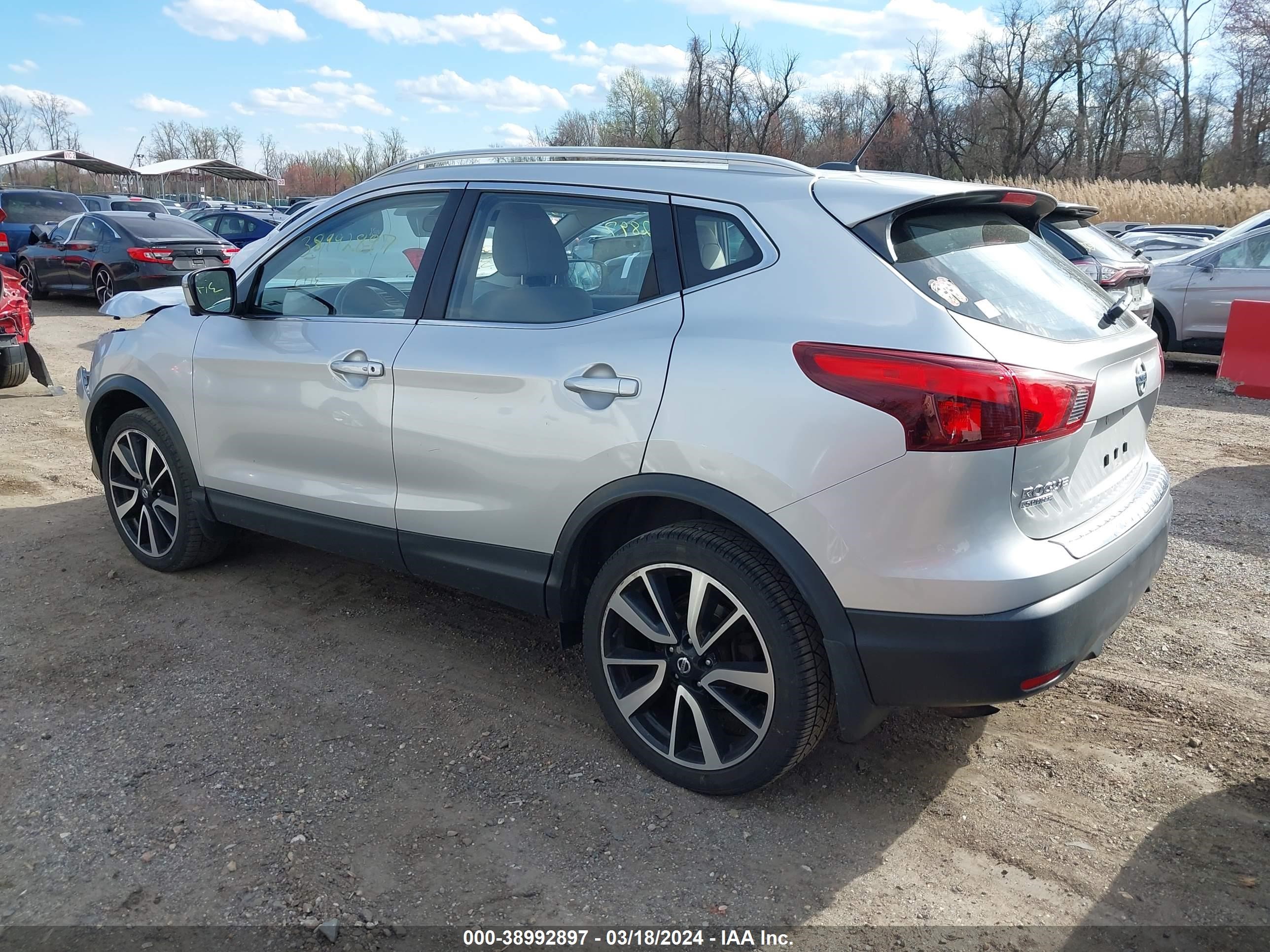 Photo 2 VIN: JN1BJ1CR7JW600294 - NISSAN ROGUE 