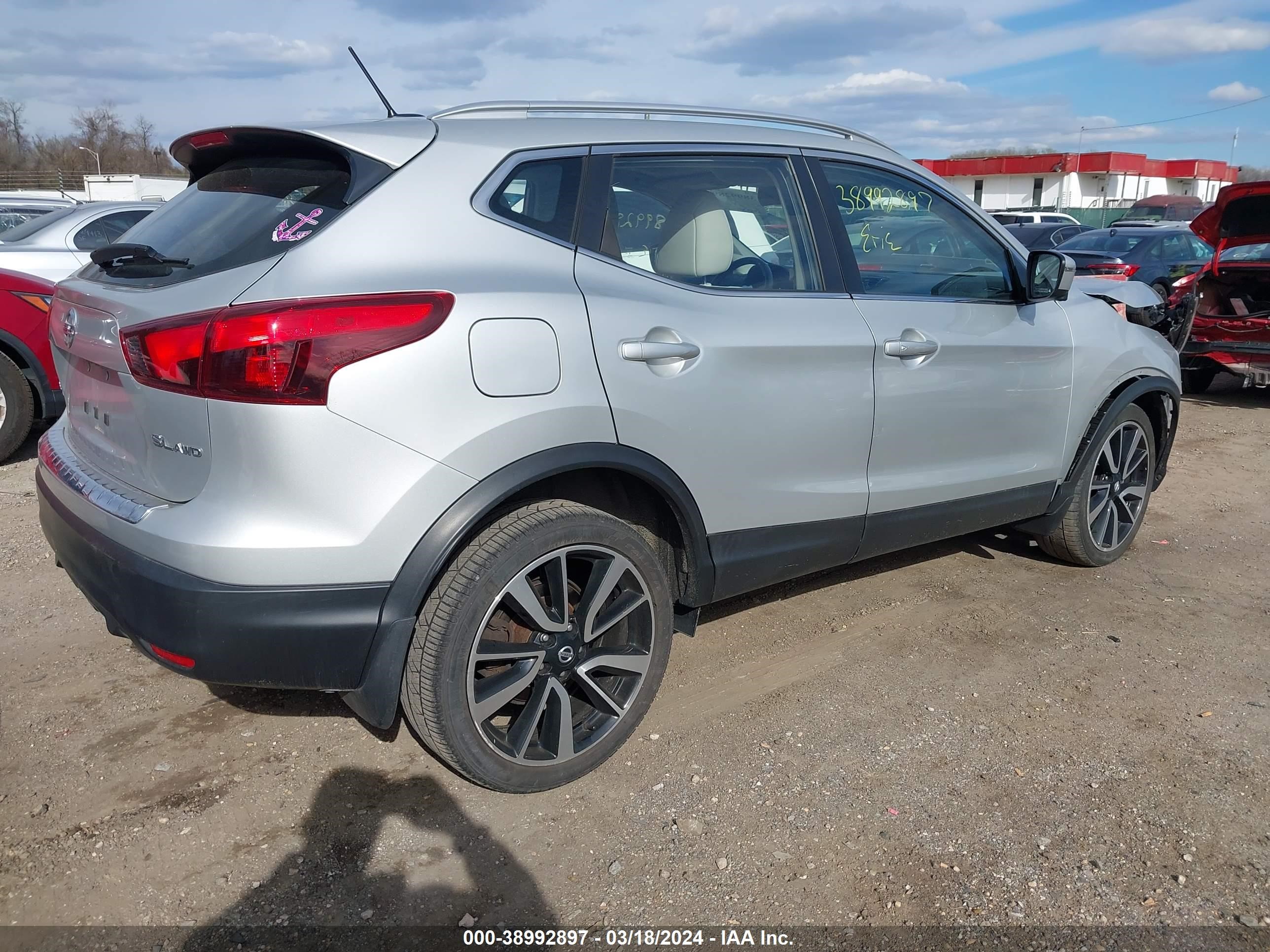 Photo 3 VIN: JN1BJ1CR7JW600294 - NISSAN ROGUE 