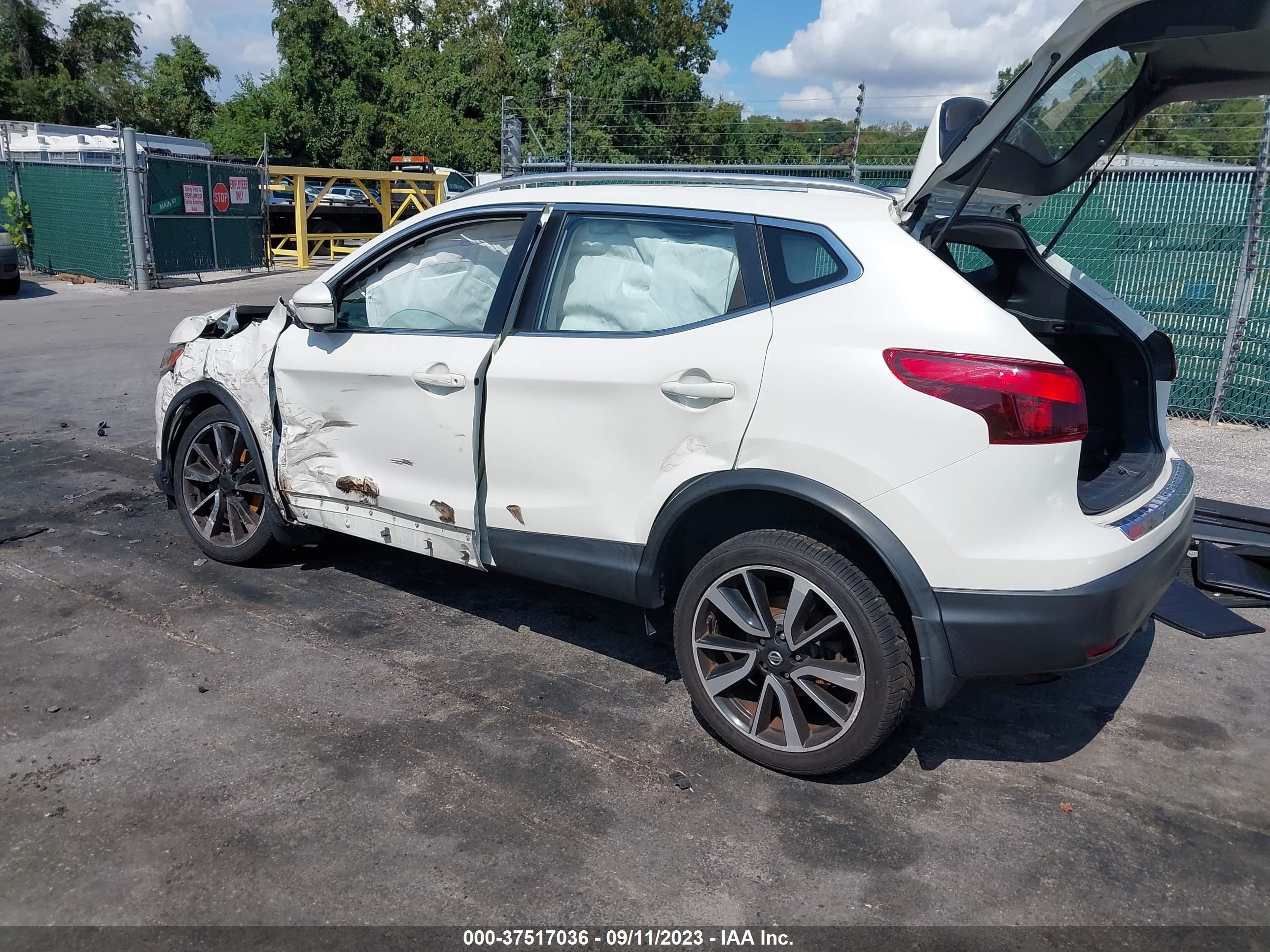 Photo 2 VIN: JN1BJ1CR9JW285918 - NISSAN ROGUE 