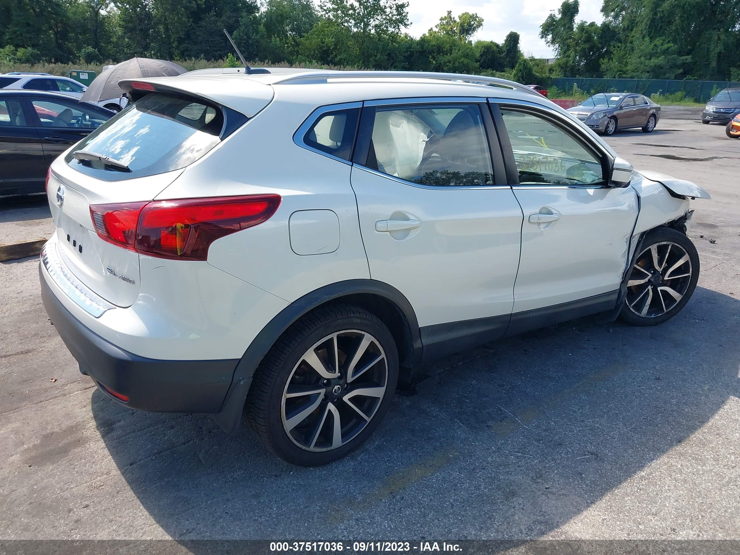 Photo 3 VIN: JN1BJ1CR9JW285918 - NISSAN ROGUE 