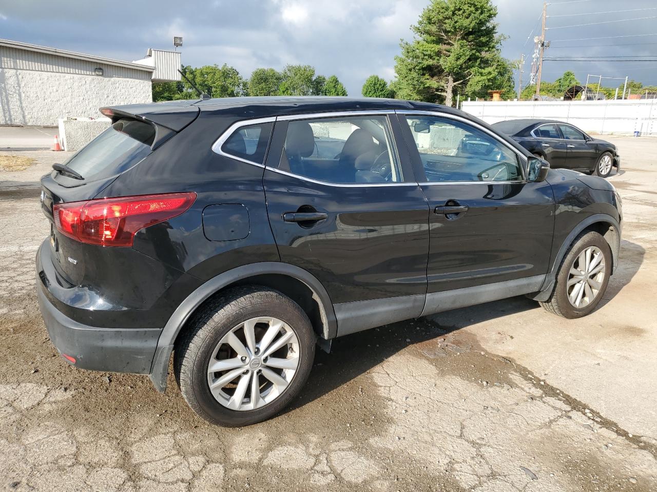 Photo 2 VIN: JN1BJ1CRXHW111589 - NISSAN ROGUE 