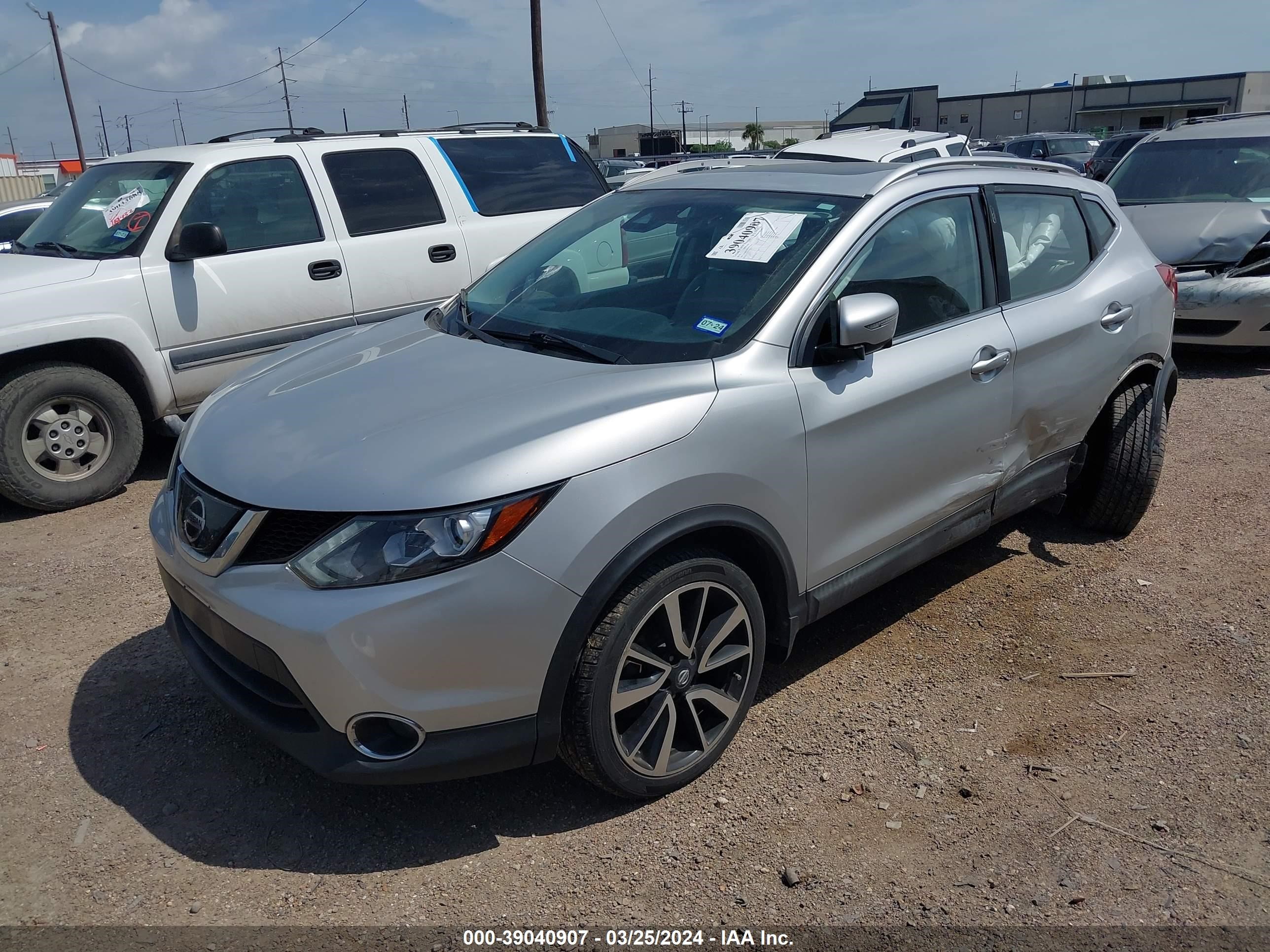 Photo 1 VIN: JN1BJ1CRXJW293641 - NISSAN ROGUE 