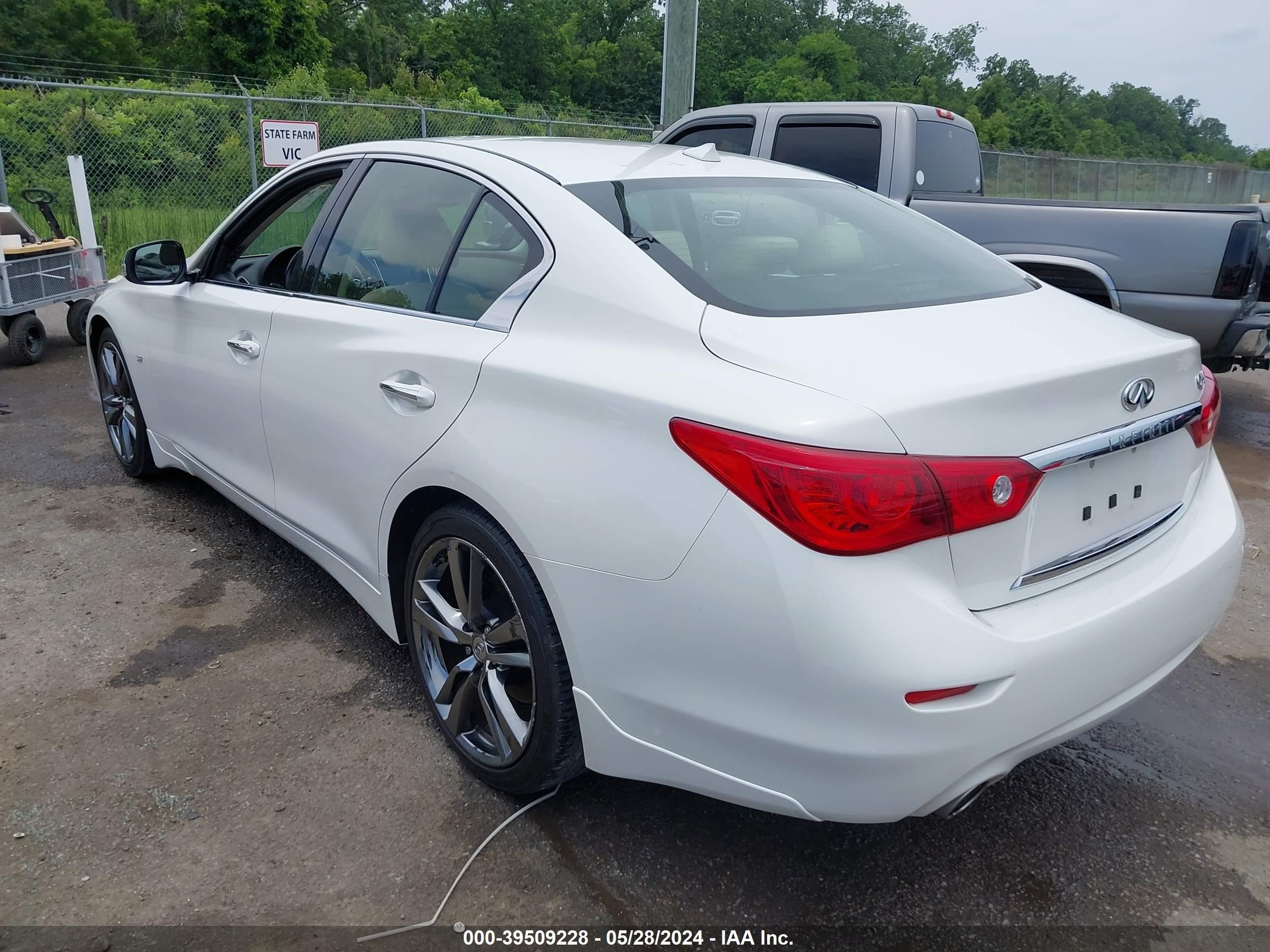 Photo 2 VIN: JN1BV7AP6FM353538 - INFINITI Q50 