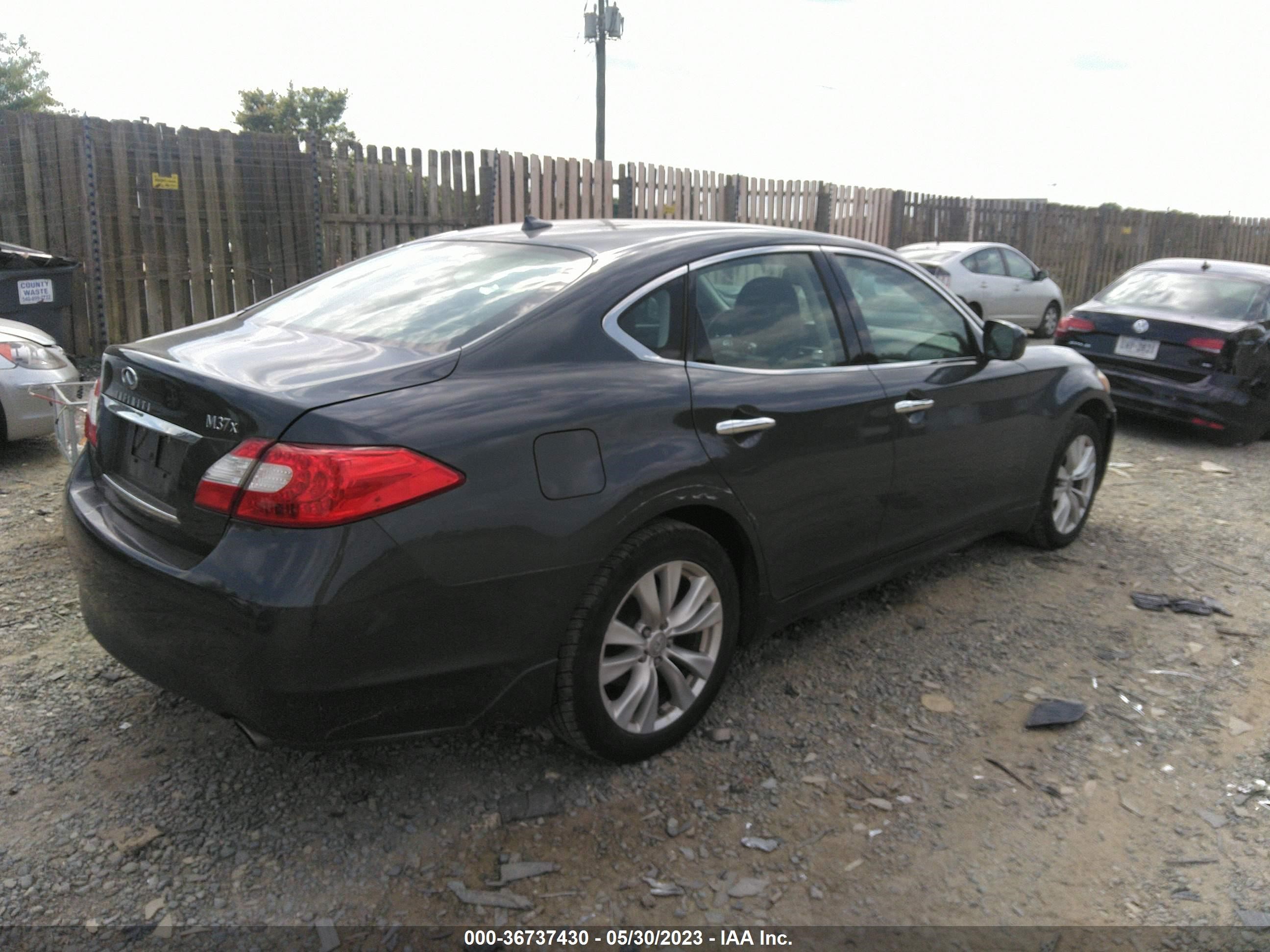 Photo 3 VIN: JN1BY1AR3BM370913 - INFINITI M 