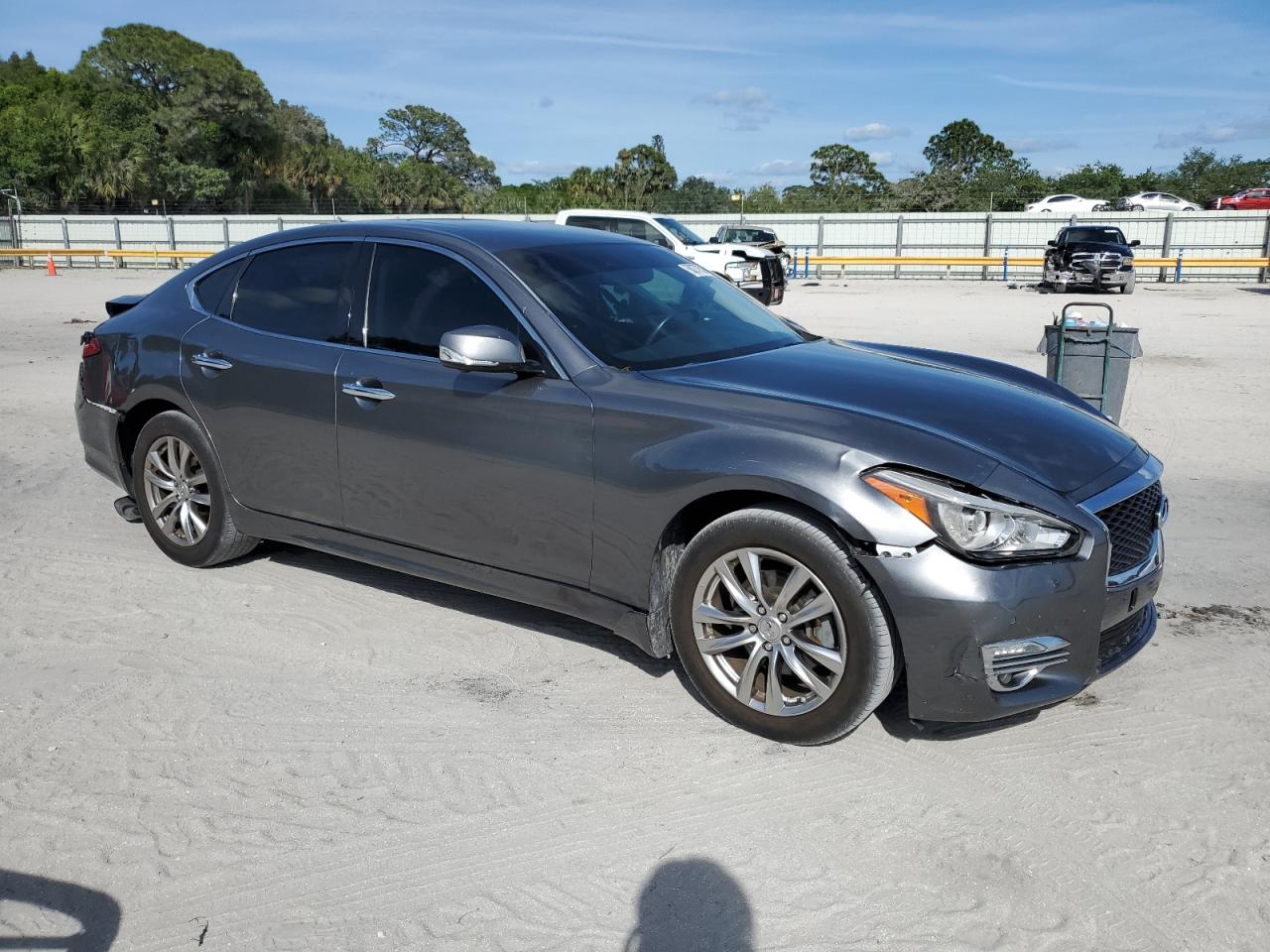 Photo 3 VIN: JN1BY1AR4JM220856 - INFINITI Q70 