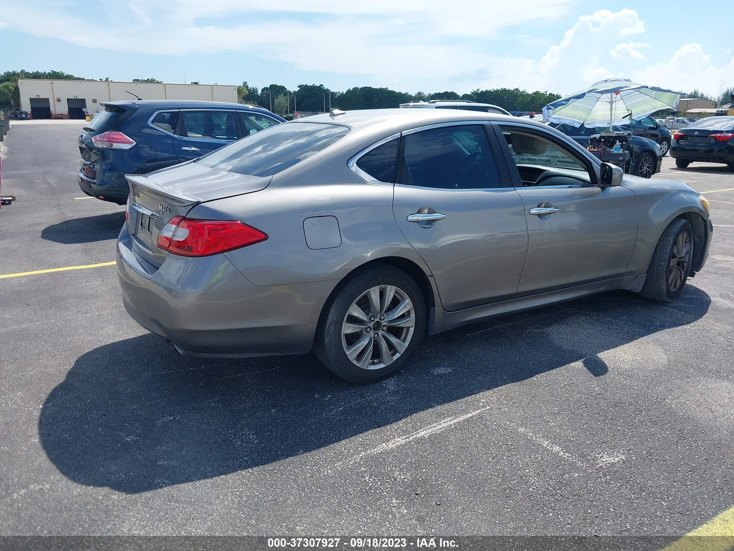 Photo 3 VIN: JN1BY1AR9BM372147 - INFINITI M 