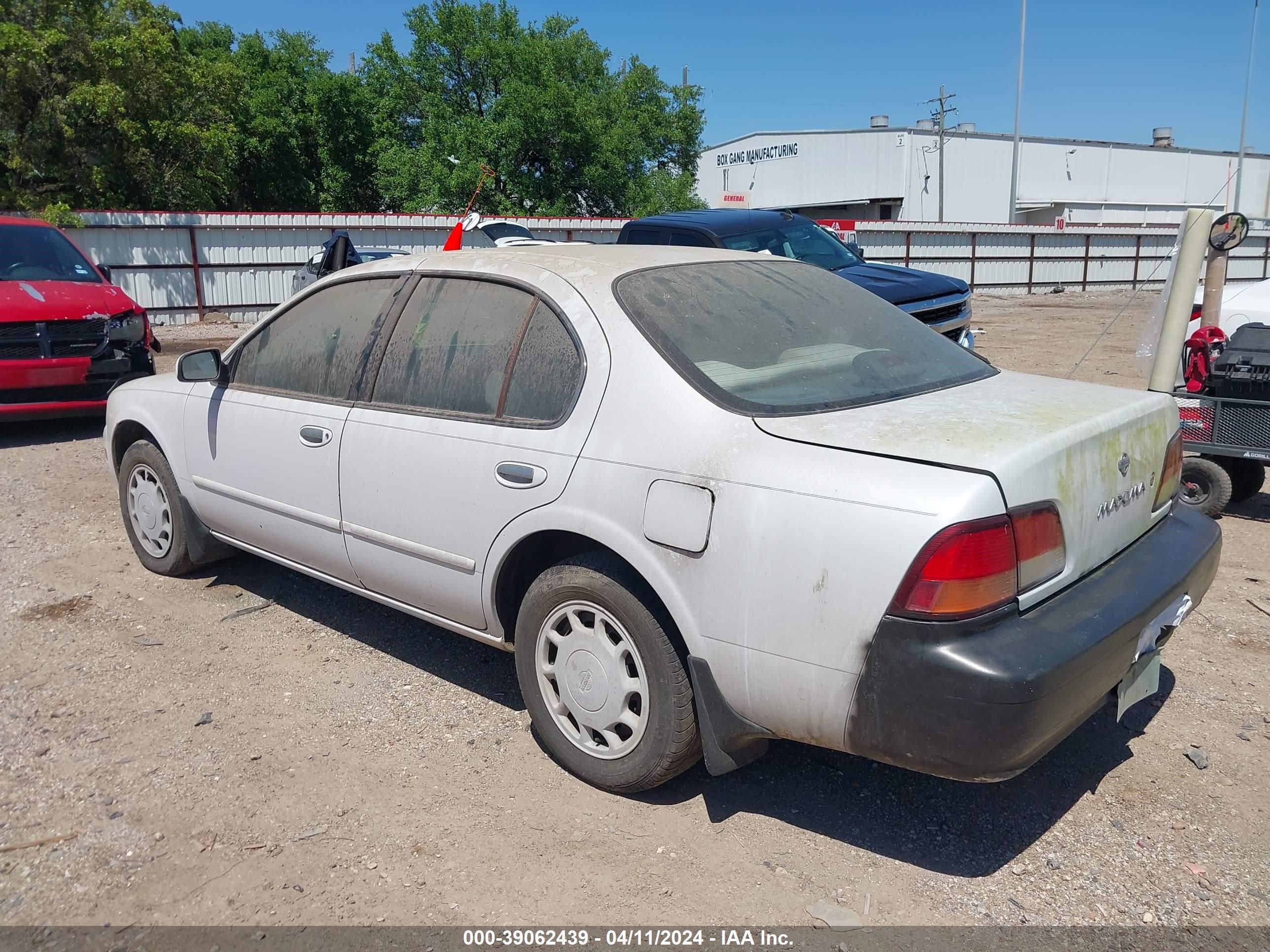 Photo 2 VIN: JN1CA21D0WT518501 - NISSAN MAXIMA 